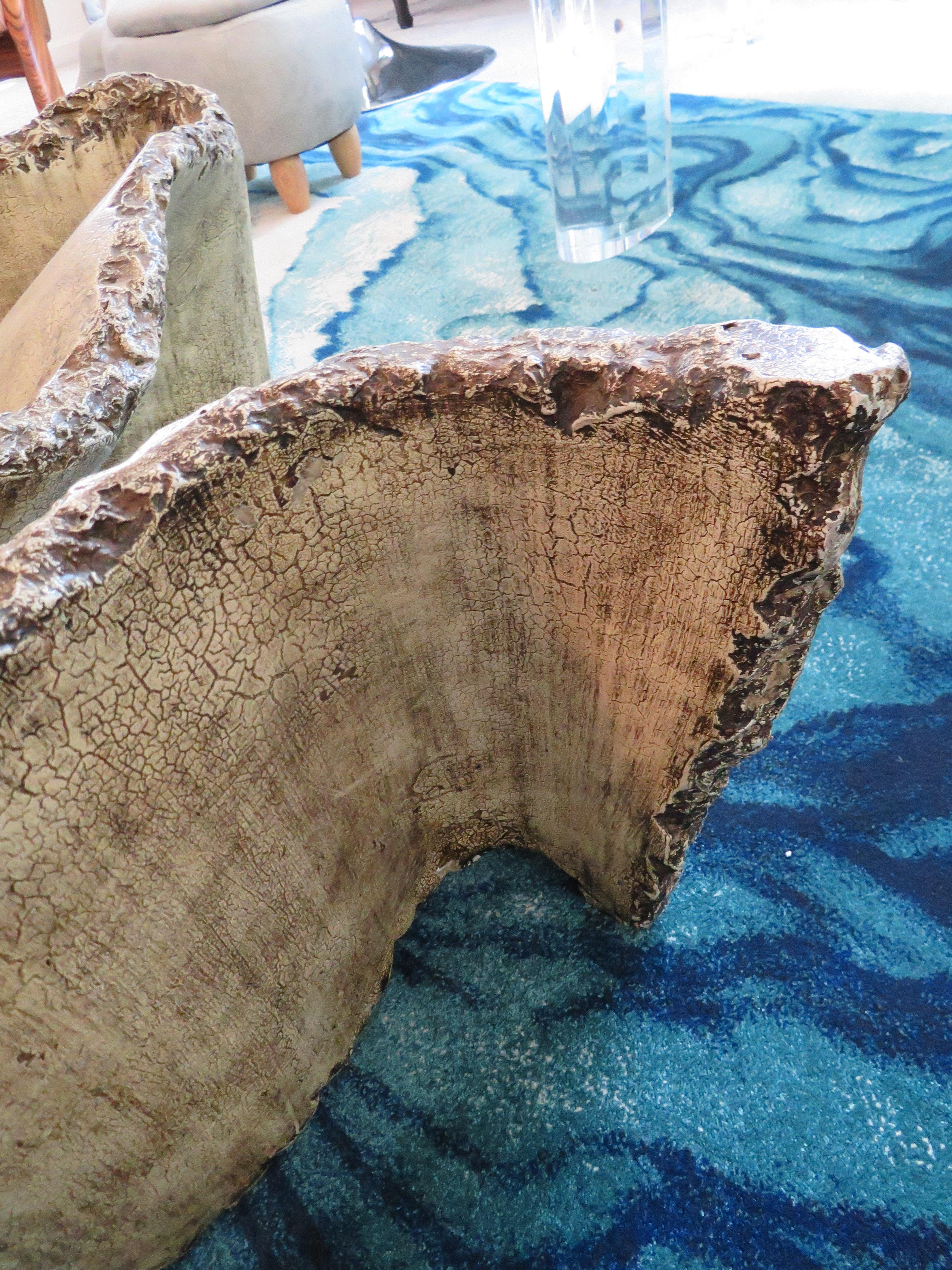 Remarquable table basse Miro brutaliste en fausse pierre moulée avec ruban de Silas Seandel en vente 1