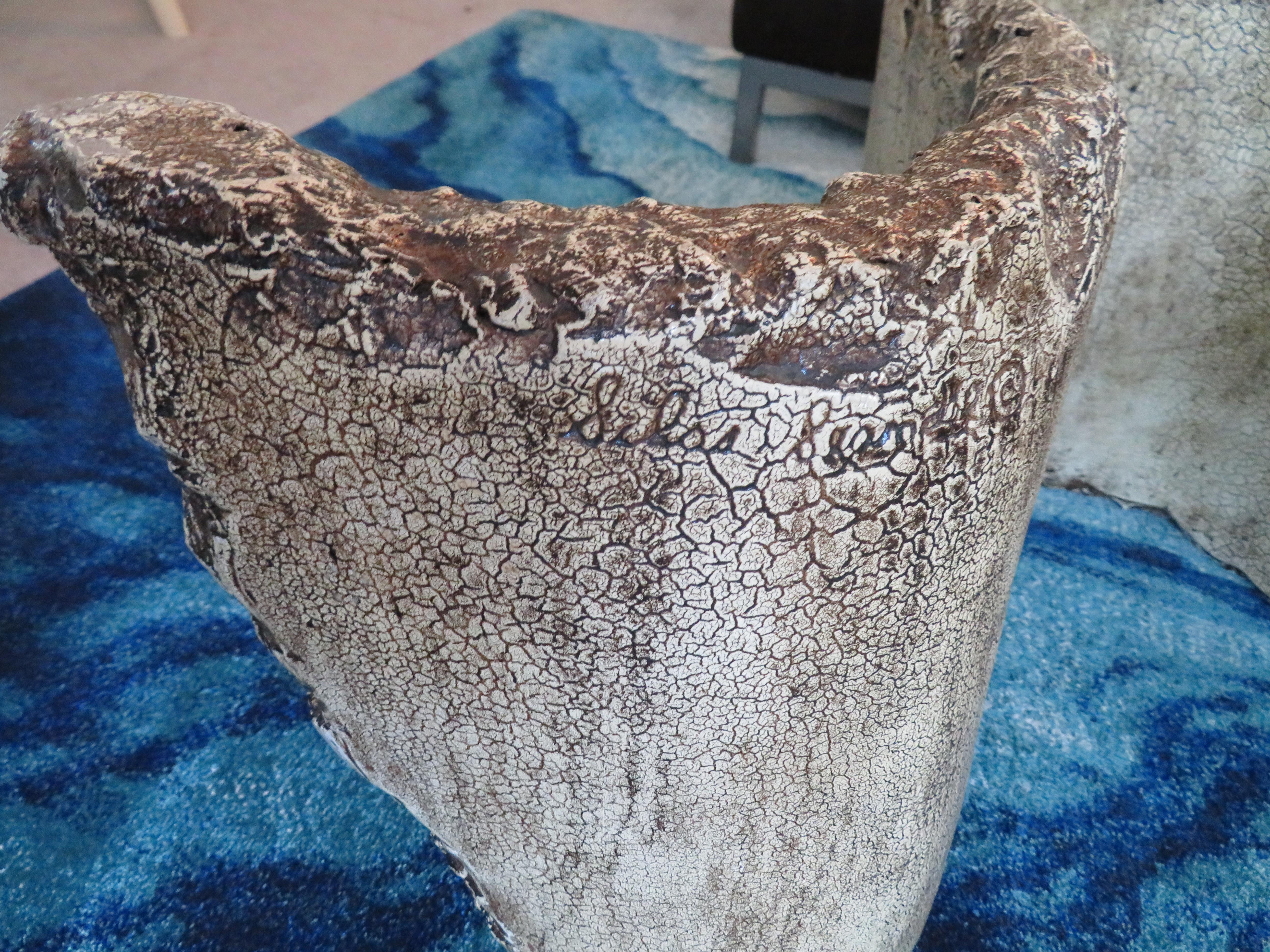 Remarquable table basse Miro brutaliste en fausse pierre moulée avec ruban de Silas Seandel en vente 2