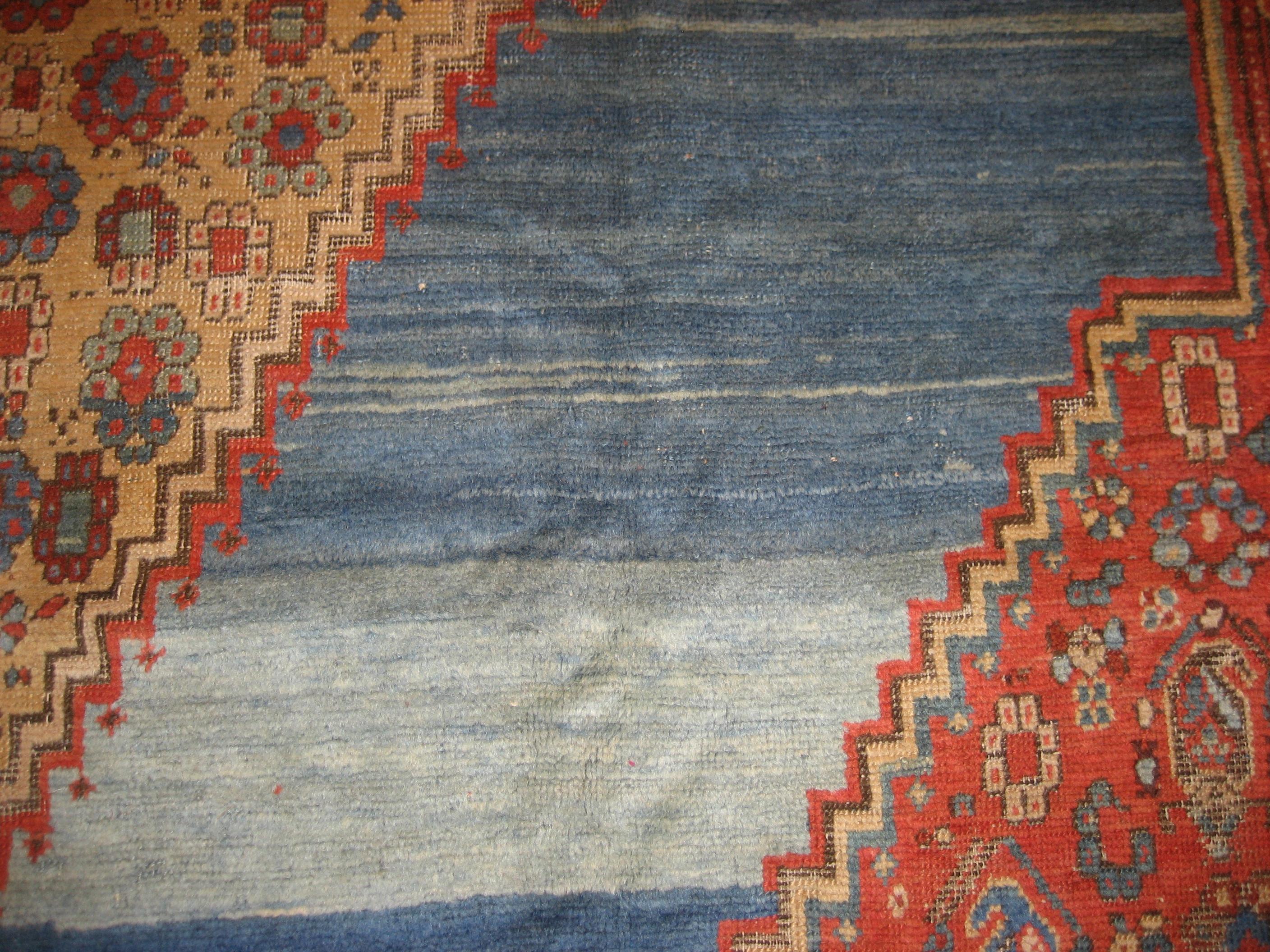 Hervorragender himmelblauer antiker Bakshaish-Teppich mit sonnengelbem Mitteldiamant im Angebot 3