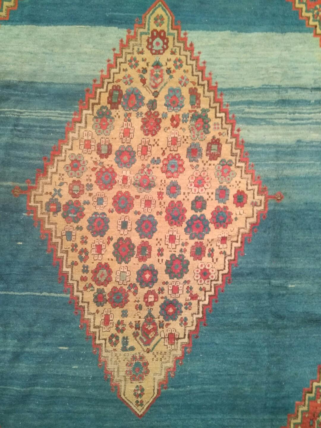 Hervorragender himmelblauer antiker Bakshaish-Teppich mit sonnengelbem Mitteldiamant im Angebot 5