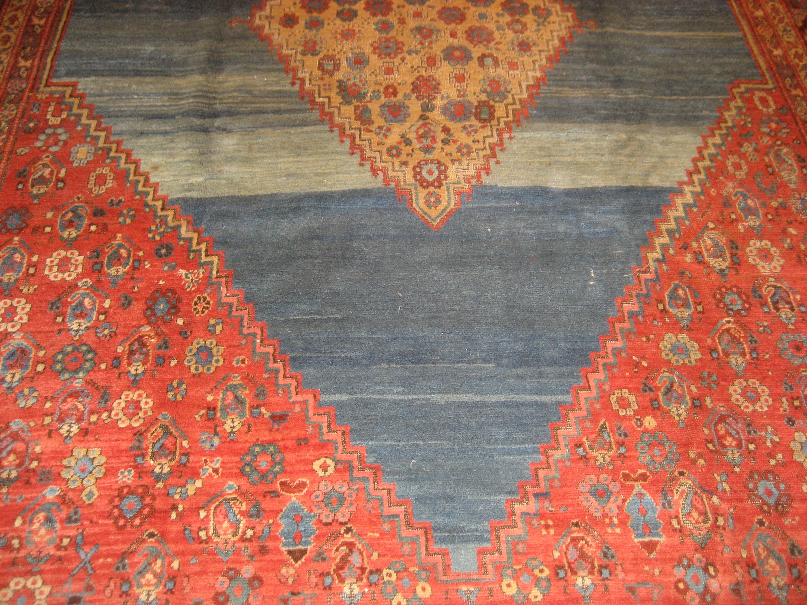Outstanding Sky Blue Antique Bakshaish Carpet with Sun Yellow Central Diamond In Excellent Condition For Sale In Milan, IT