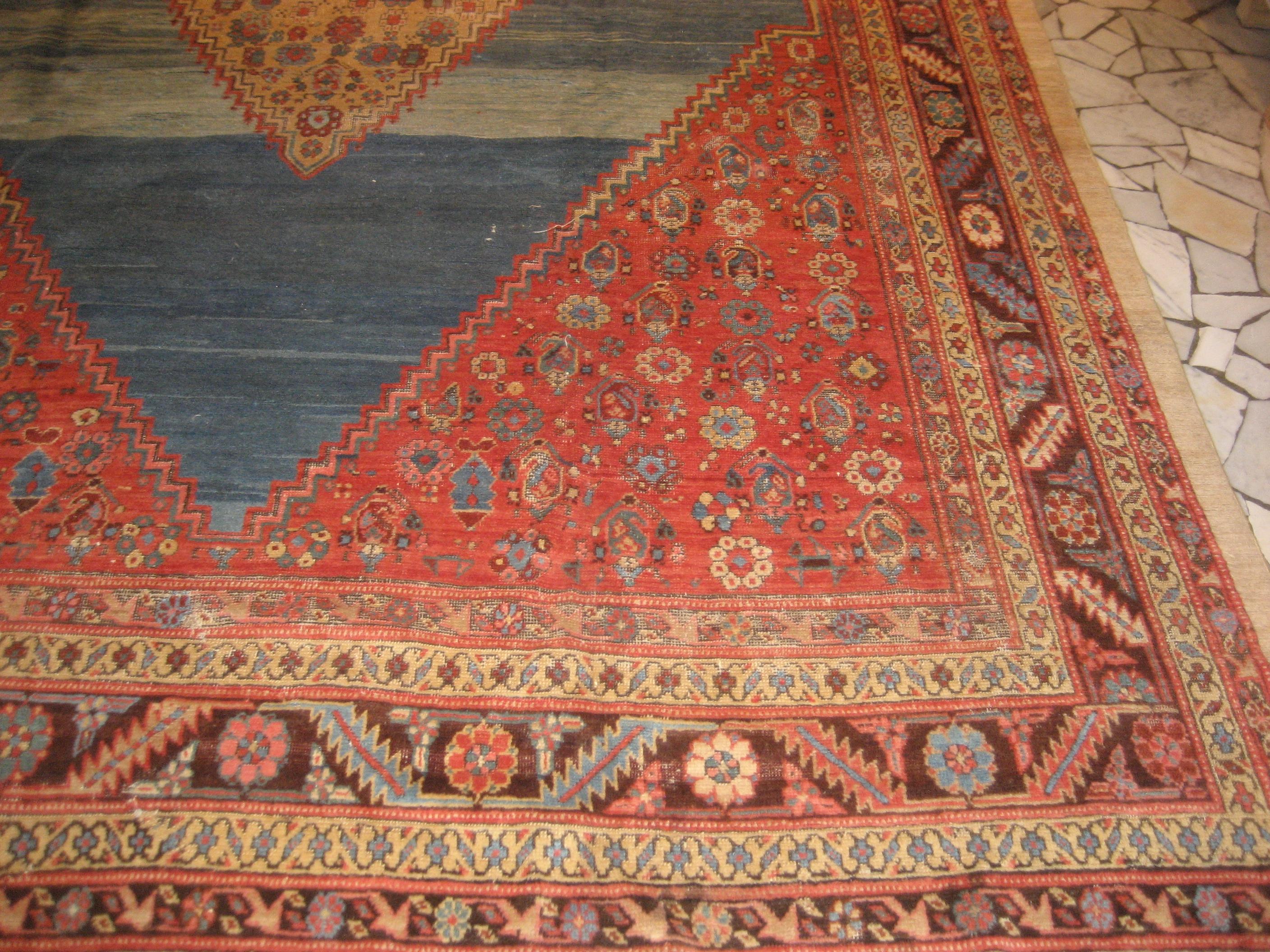 Hervorragender himmelblauer antiker Bakshaish-Teppich mit sonnengelbem Mitteldiamant im Angebot 1