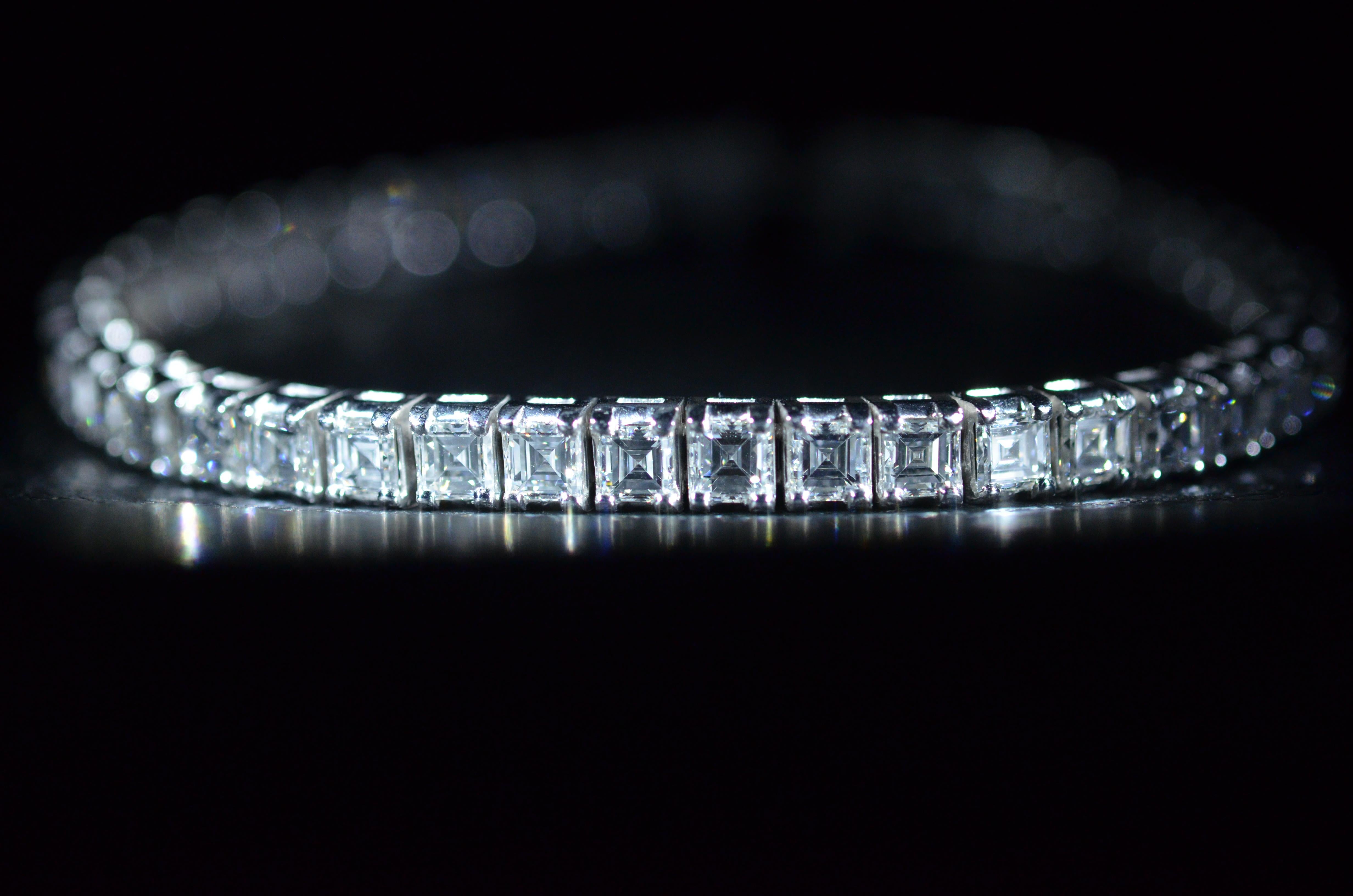 Women's or Men's Outstanding Square Emerald Cut Diamond Bracelet 'Carre Cut' in Platinum For Sale