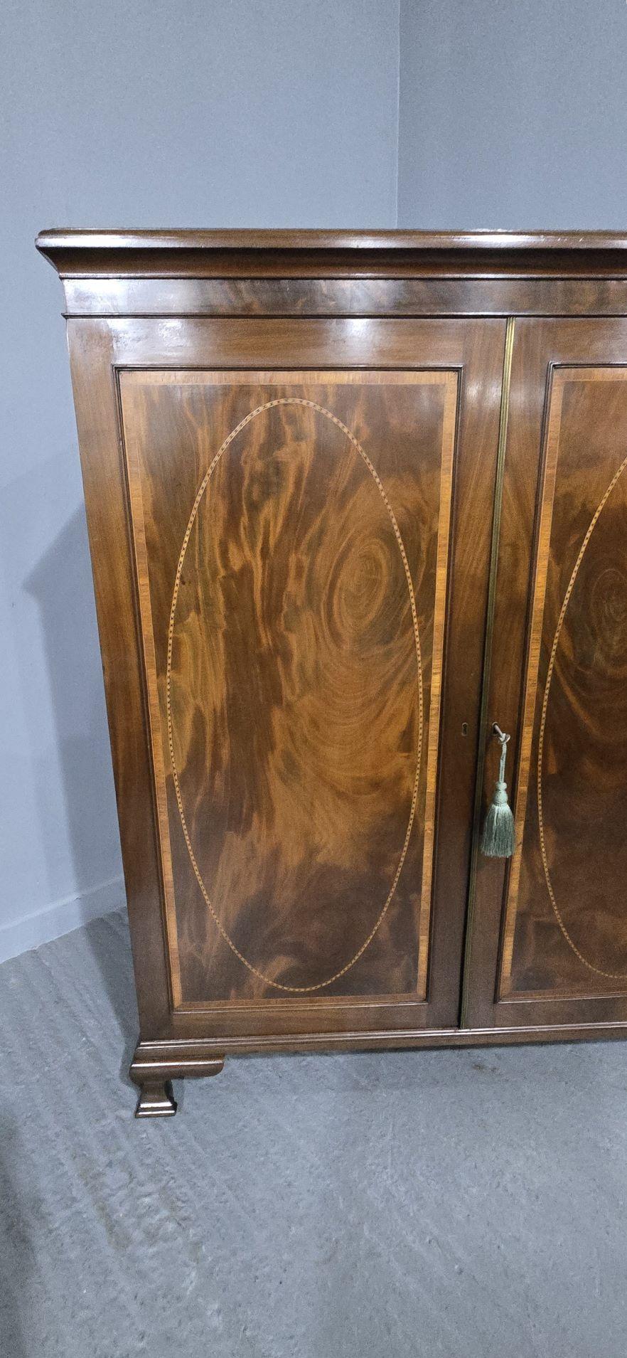 Superbe bibliothèque victorienne à double porte avec de superbes panneaux en acajou flammé et en marqueterie, avec trois étagères réglables en acajou, reposant sur des pieds en ogee, en excellent état général.

56.5