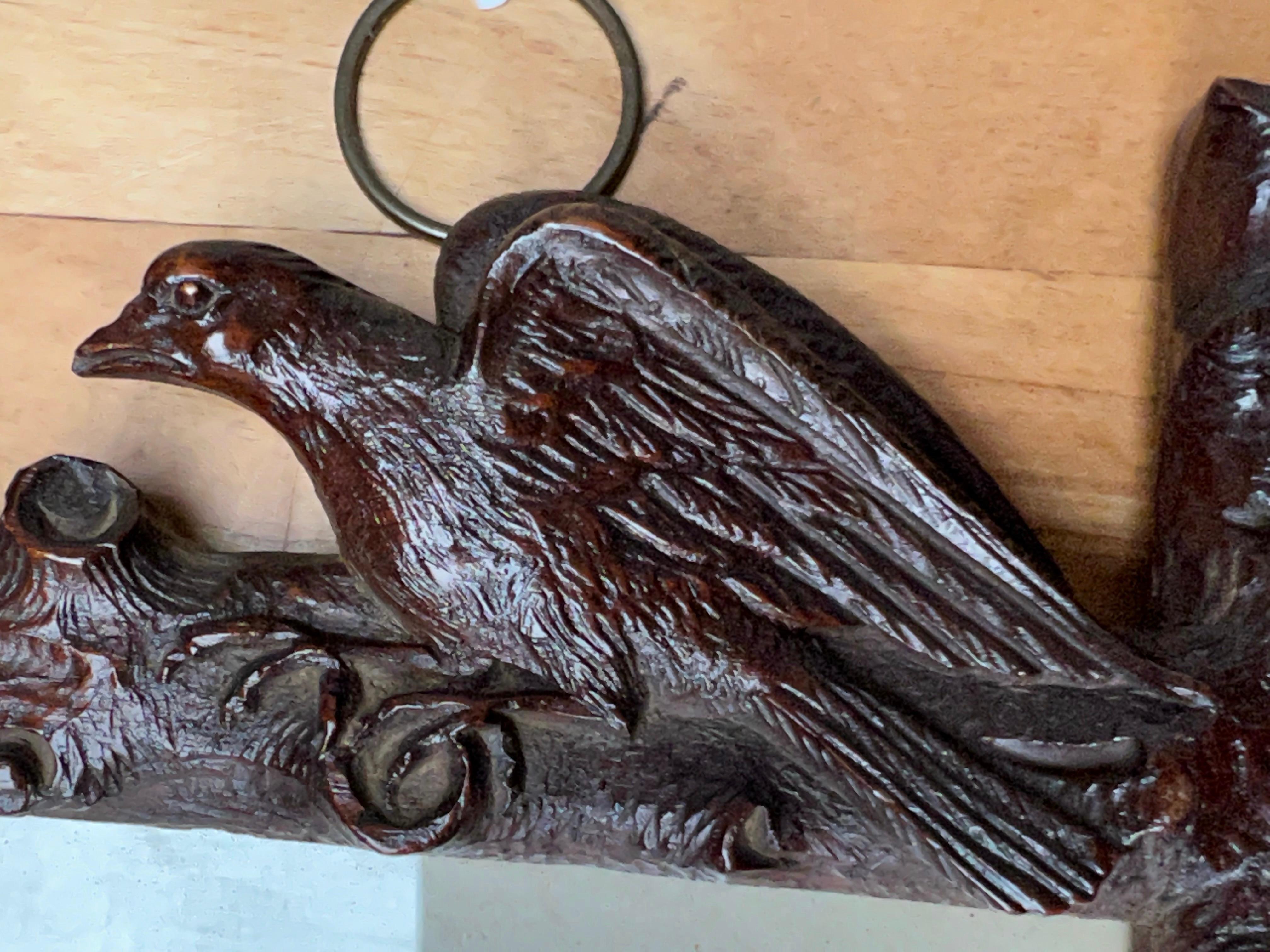 Hervorragender viktorianischer antiker, feinster geschnitzter Nussbaum-Bilderrahmen mit Vogel auf der Oberseite im Angebot 2