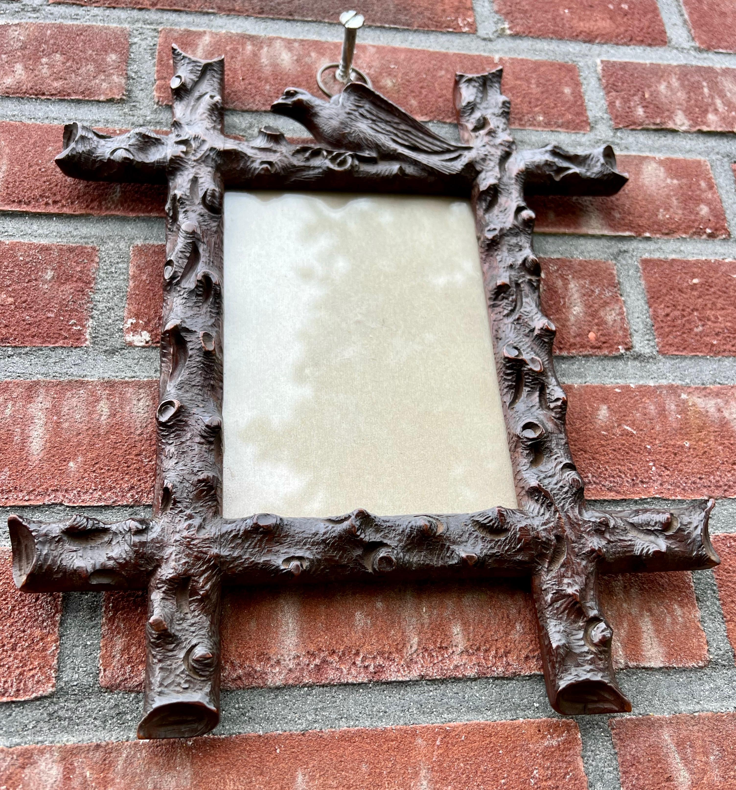 Rare and exceptionally hand carved branches-with-a-blackbird-sculpture picture frame, in mint condition.

This unique and superbly carved picture frame with a blackbird on top is another one of our wonderful recent finds. It truly is a work of art