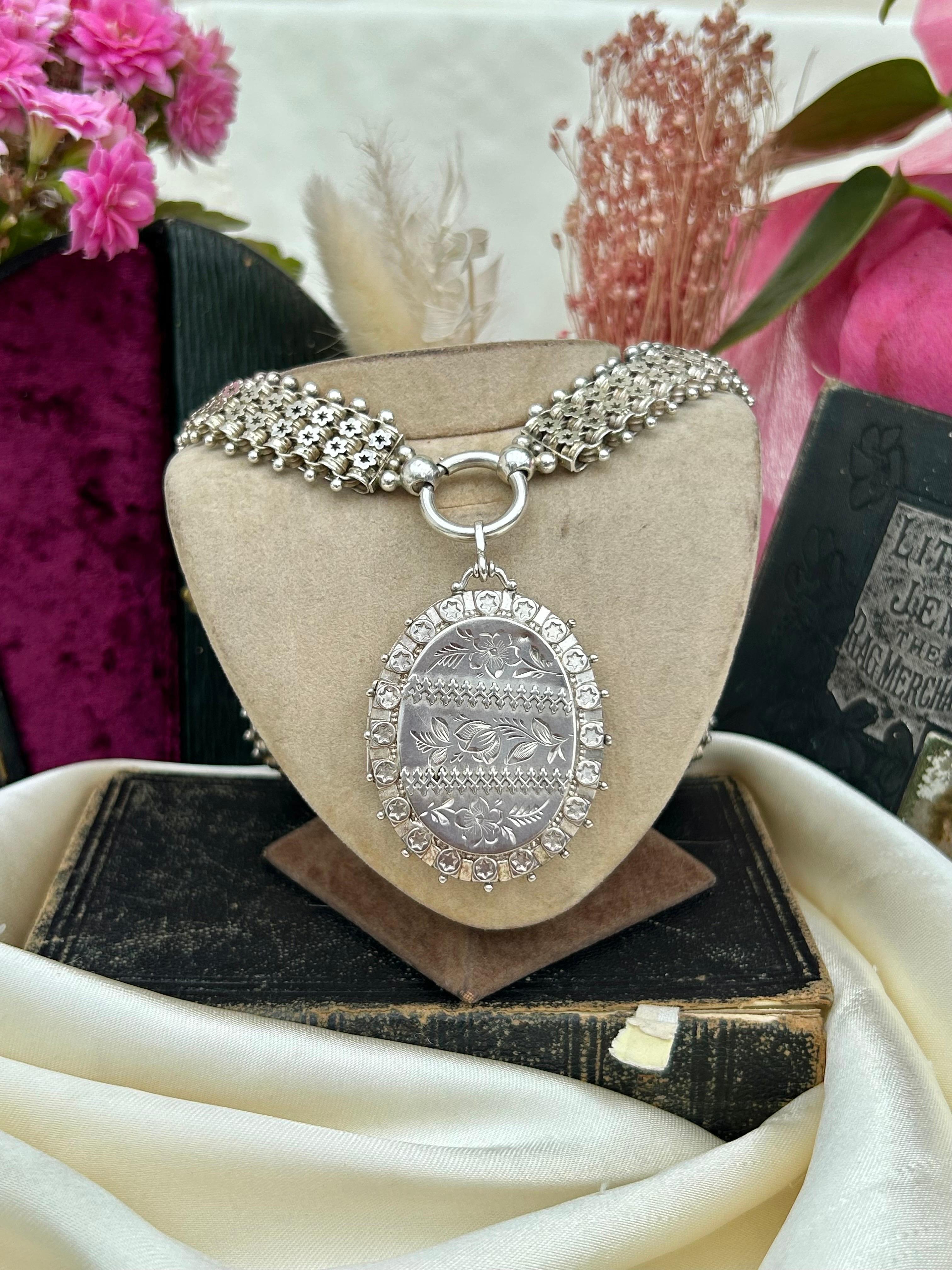 Outstanding Victorian C.1887 Silver Collar with Locket Necklace 

Wonderful flower design chunky collar necklace!!
Open locket!! 

The item comes without the box in the photo but will be presented in a Howard’s Antique gift book

Measurements: