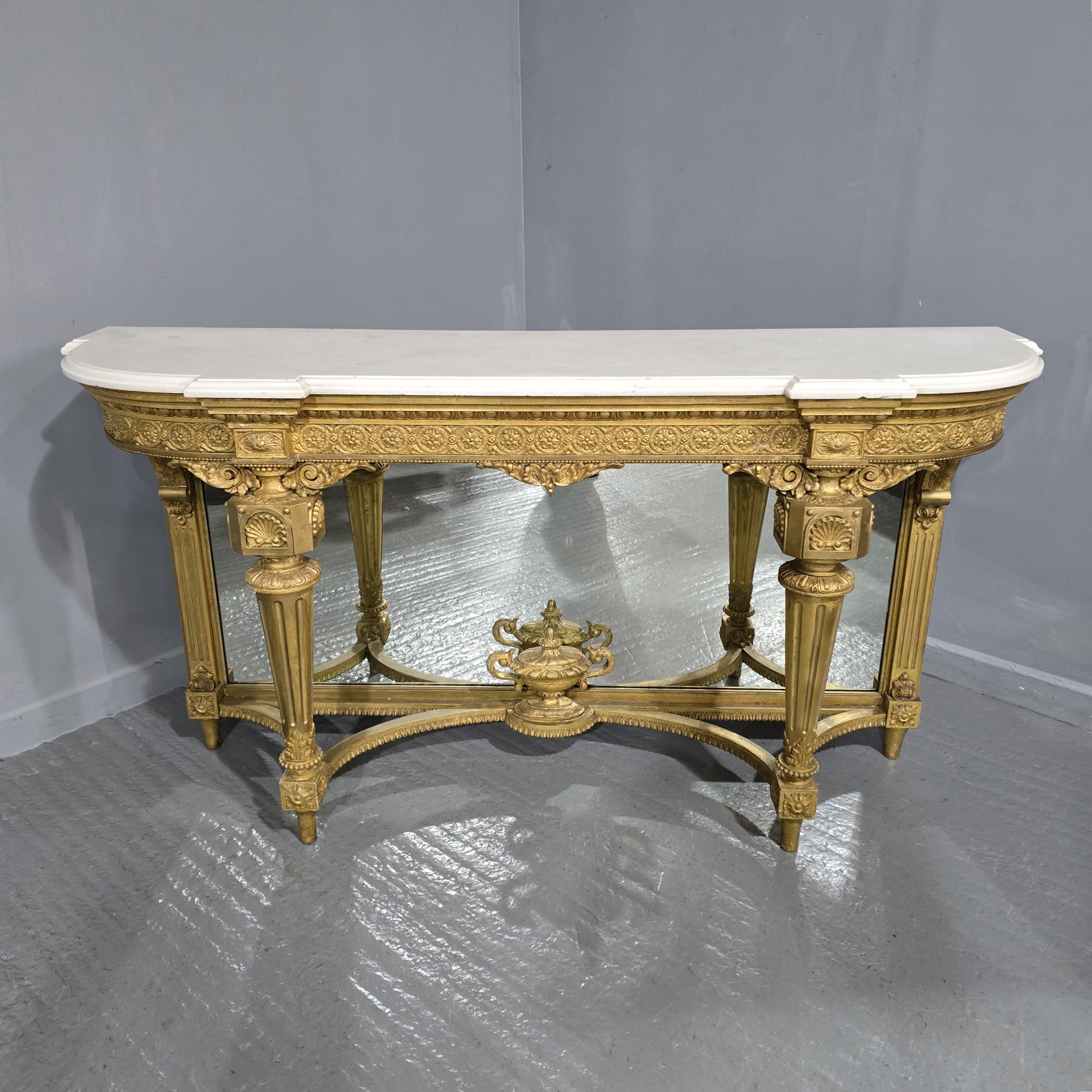 Consola de principios de la época victoriana de gran calidad, con tapa de mármol de carerra y dorado original, en muy buen estado.

69