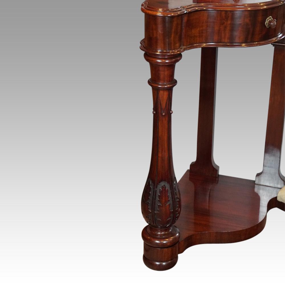 Outstanding Victorian Mahogany Queen Dressing Table In Good Condition For Sale In Salisbury, GB