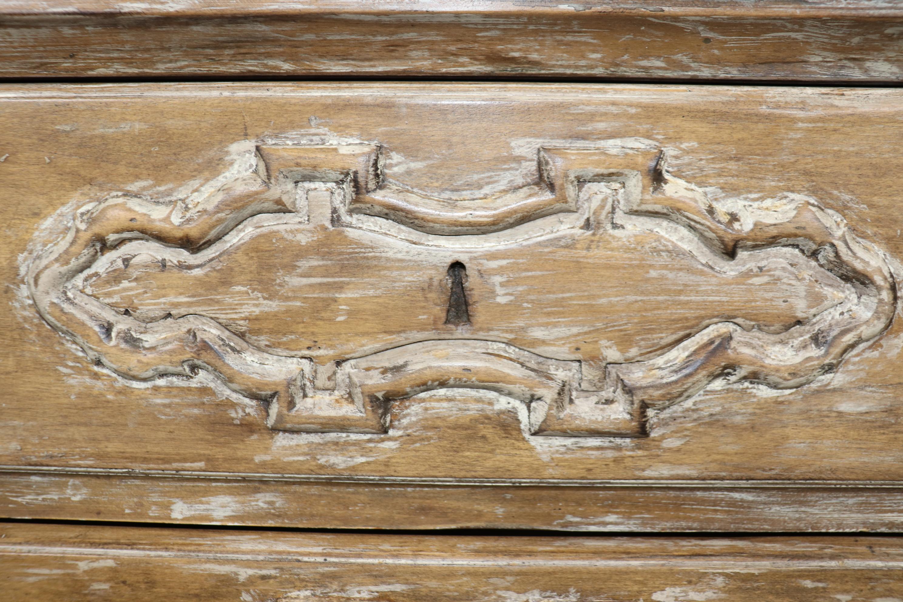 Commode contemporaine en bois de tulipier blanchi de style baroque italien en vente 4
