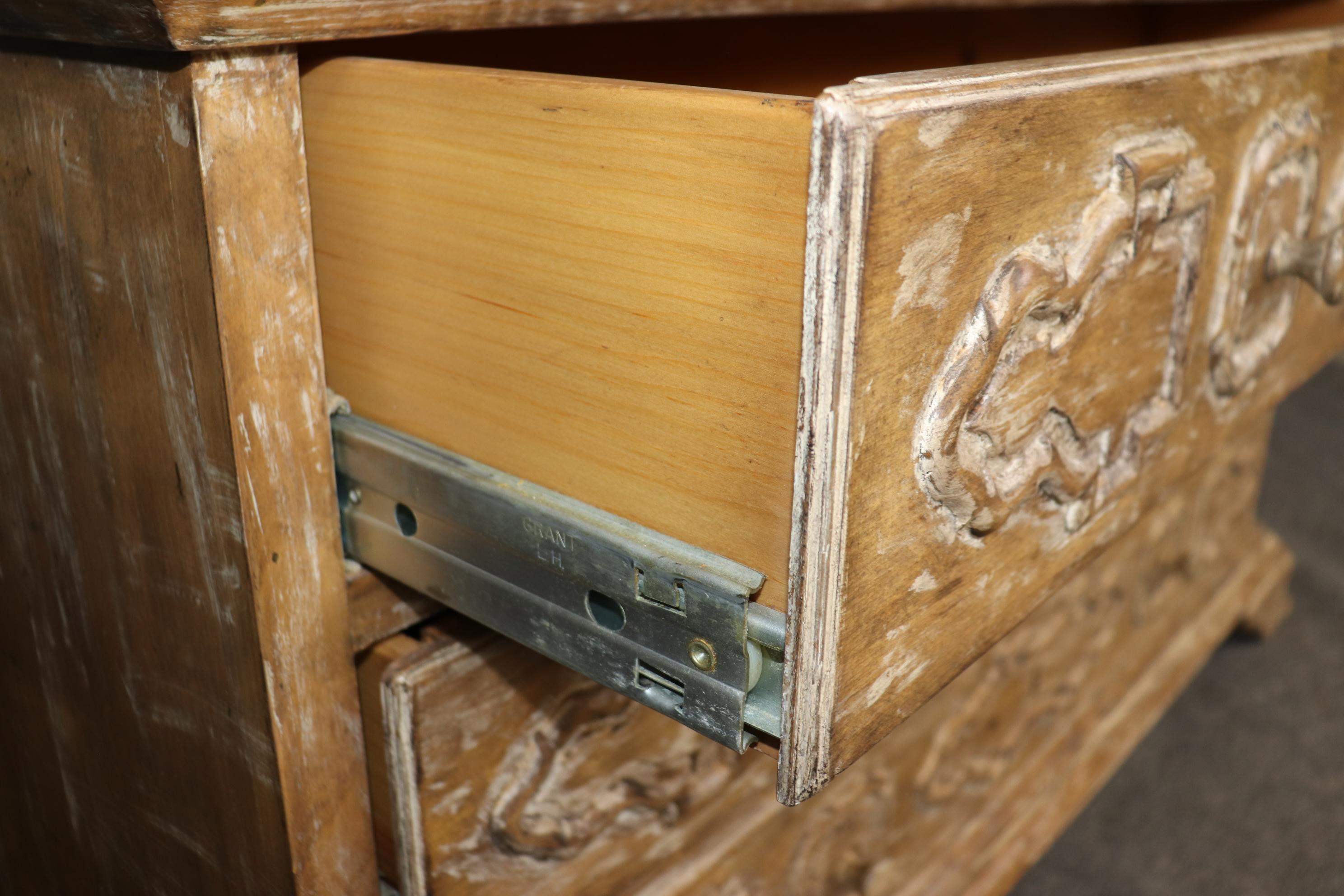 Commode contemporaine en bois de tulipier blanchi de style baroque italien en vente 5