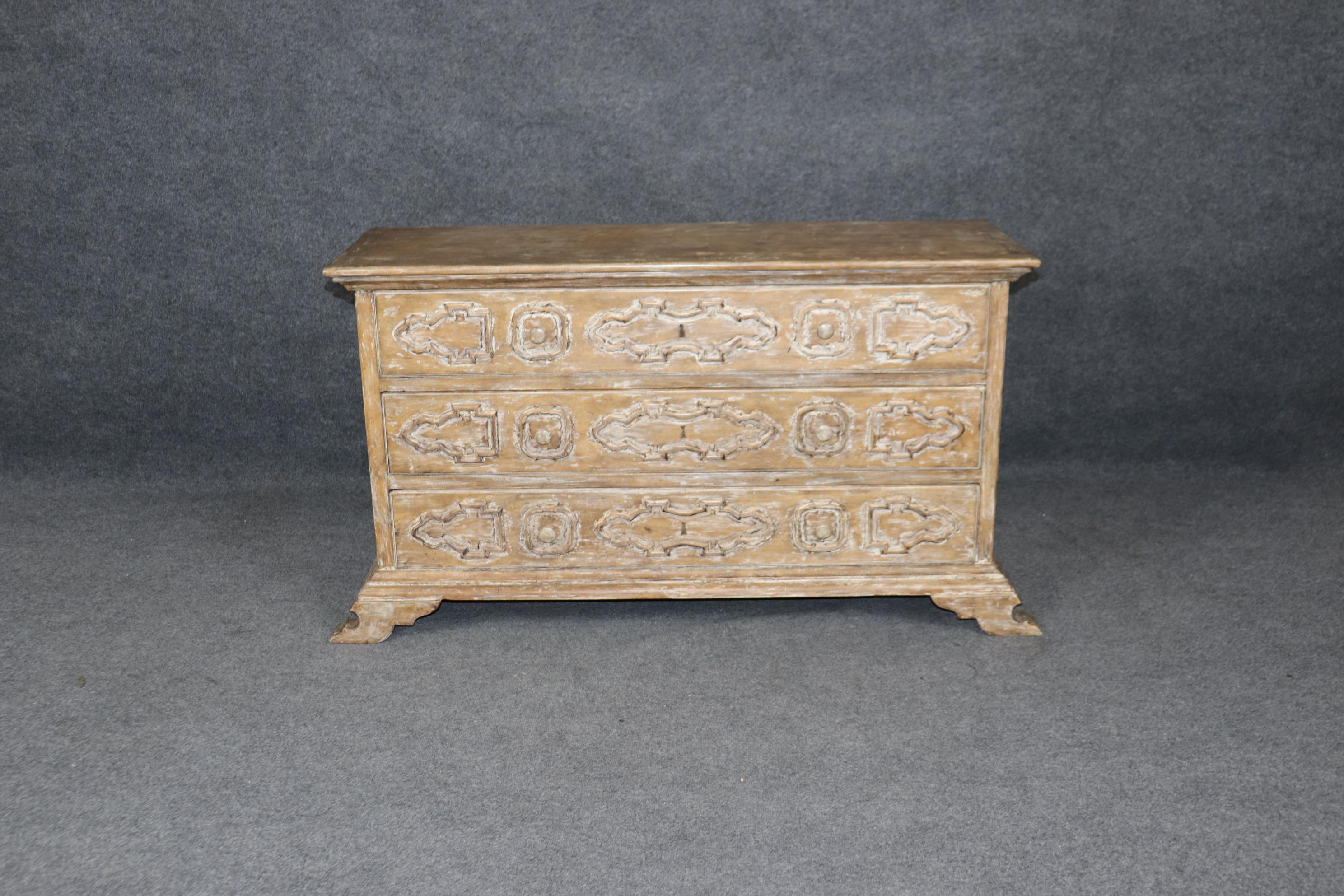 Il s'agit d'une superbe commode baroque italienne à l'aspect délavé et blanchi. La commode est usée pour ressembler à une authentique antiquité italienne des années 1780. Le meuble présente des touches contemporaines telles que des glissières en