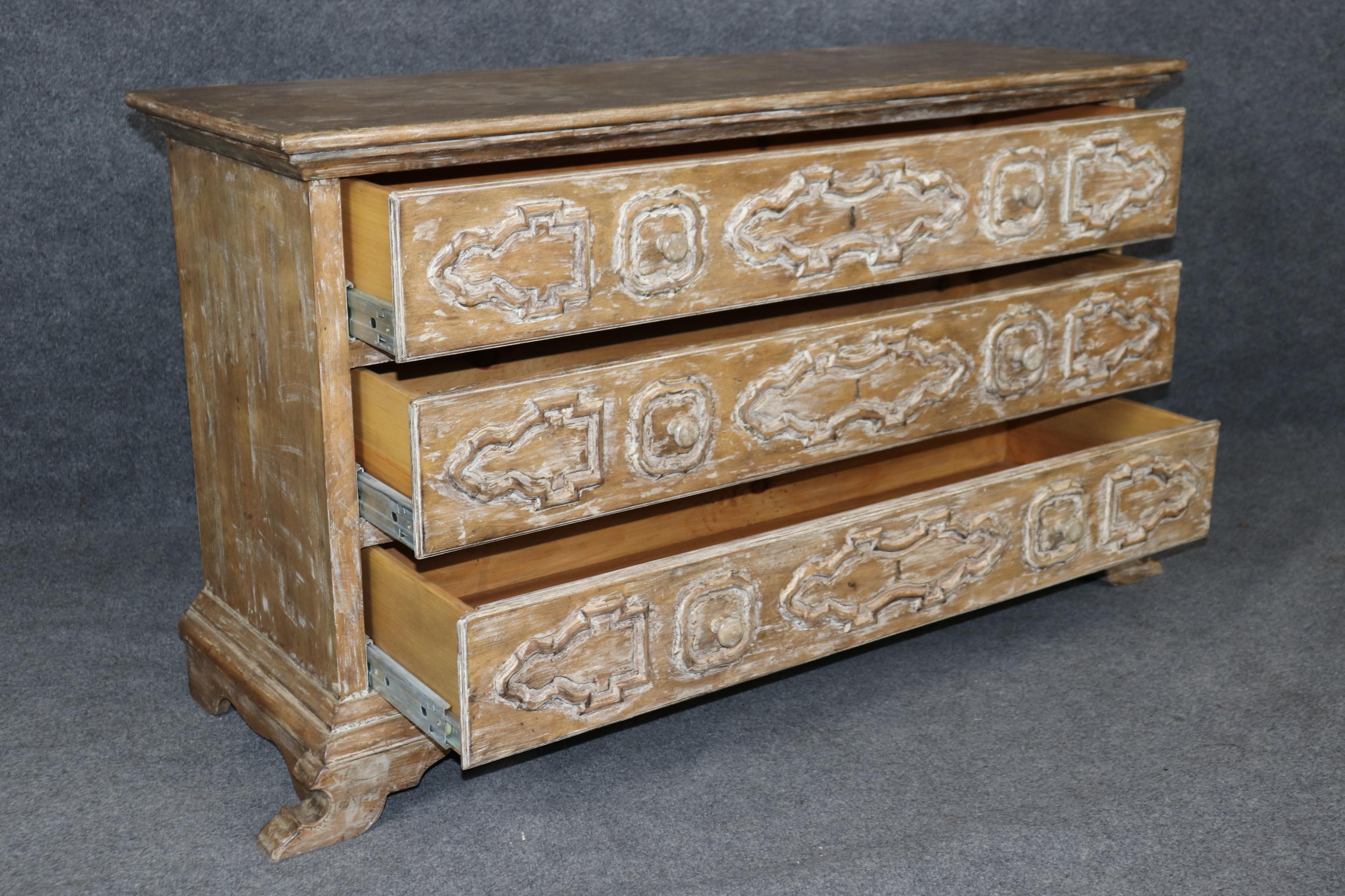 Fin du 20e siècle Commode contemporaine en bois de tulipier blanchi de style baroque italien en vente