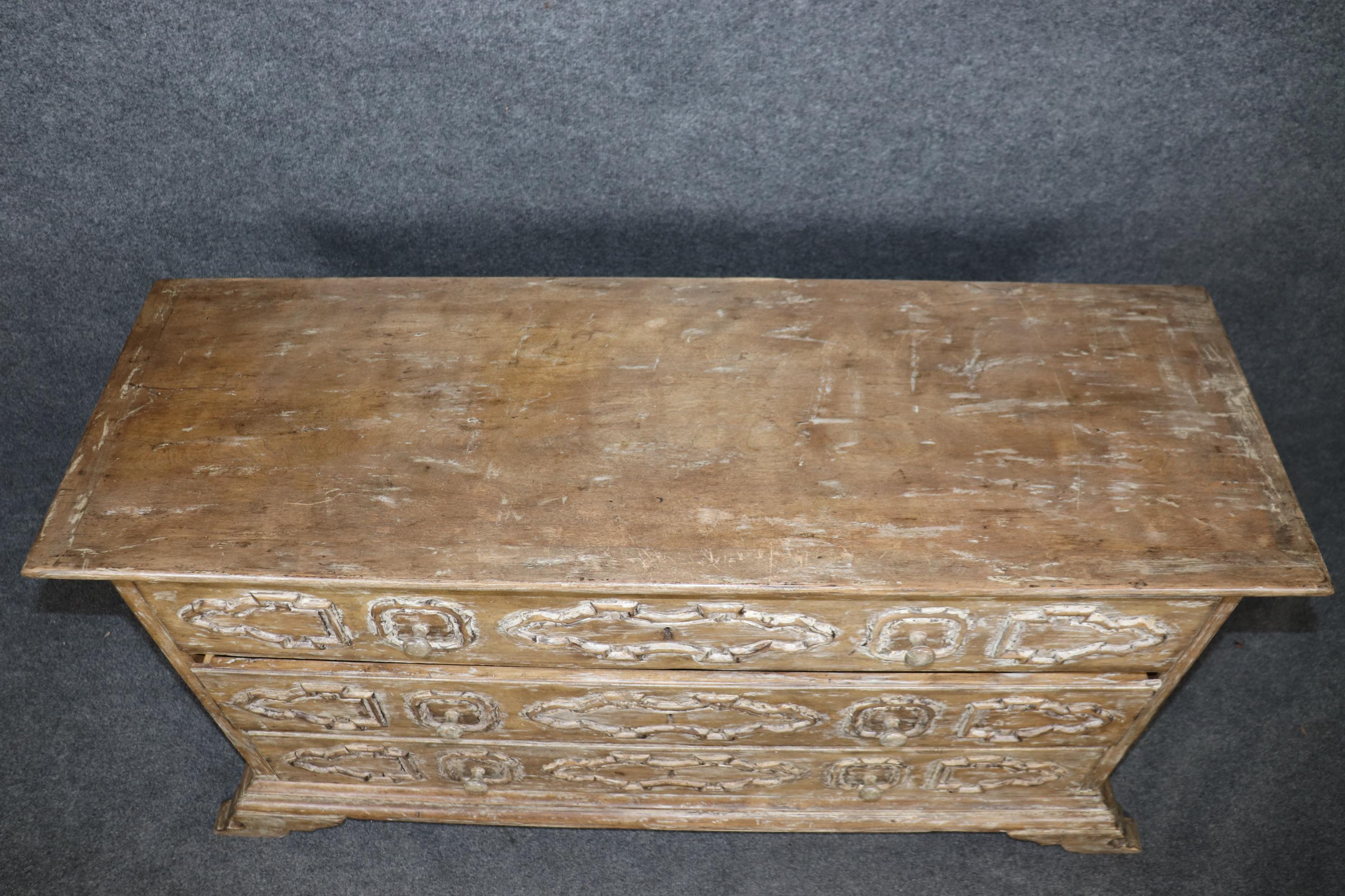 Tulipier Commode contemporaine en bois de tulipier blanchi de style baroque italien en vente