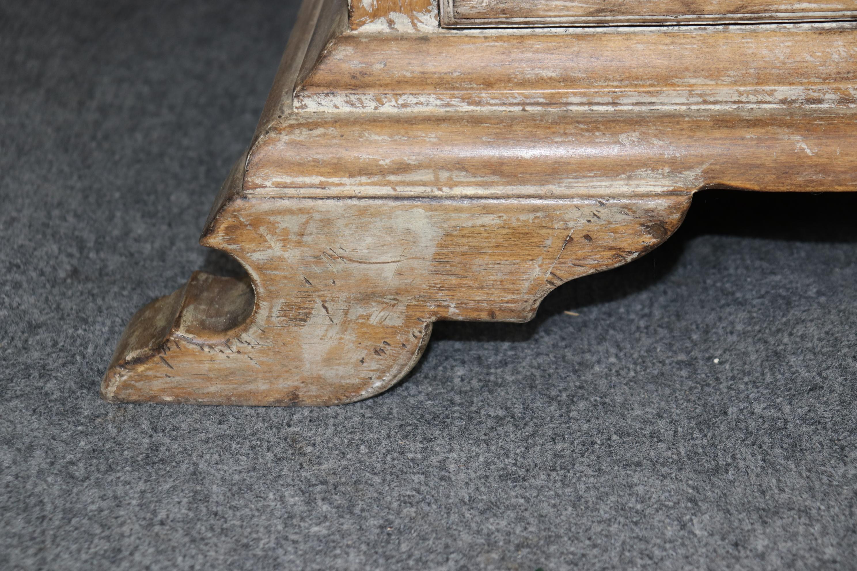 Commode contemporaine en bois de tulipier blanchi de style baroque italien en vente 1