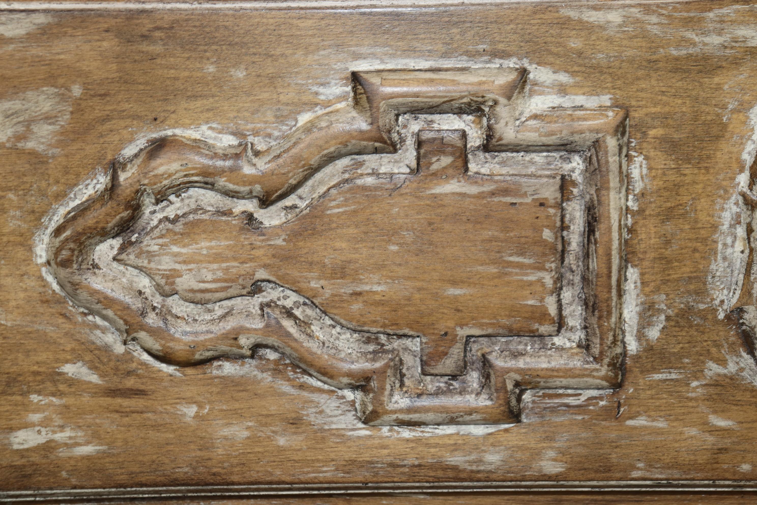 Commode contemporaine en bois de tulipier blanchi de style baroque italien en vente 2