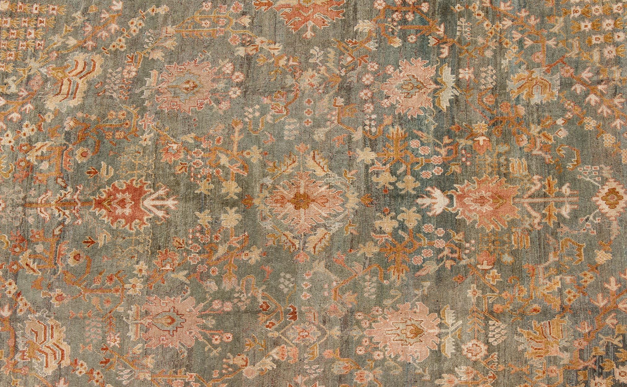 Tappeto Oushak antico ampio e grande con disegno floreale in verde e verde acqua variegati in vendita 2