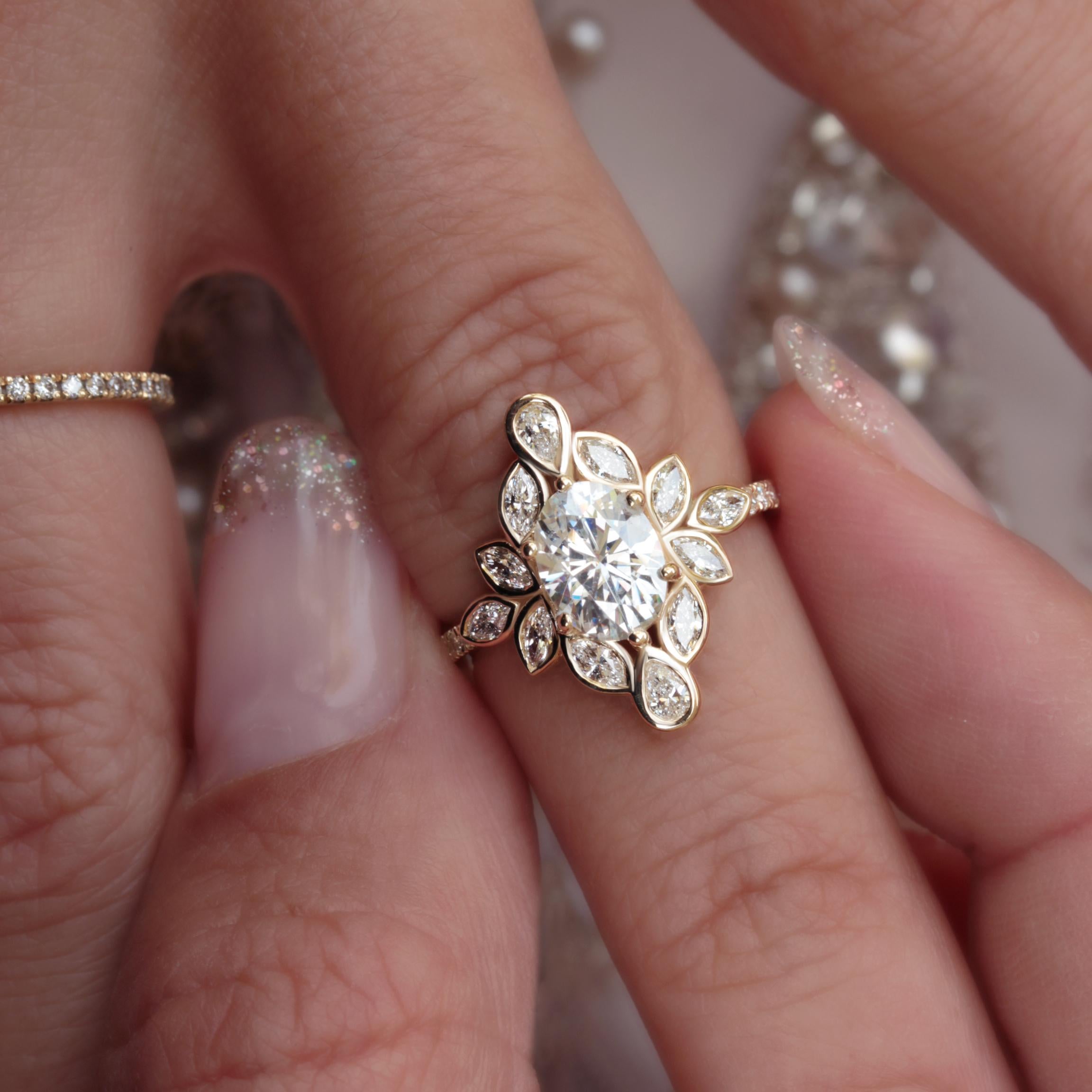 Ovaler 1,0 Karat Moissanit-Blumen-Verlobungsring mit Diamant-Ring Guard Lily #6 Damen im Angebot