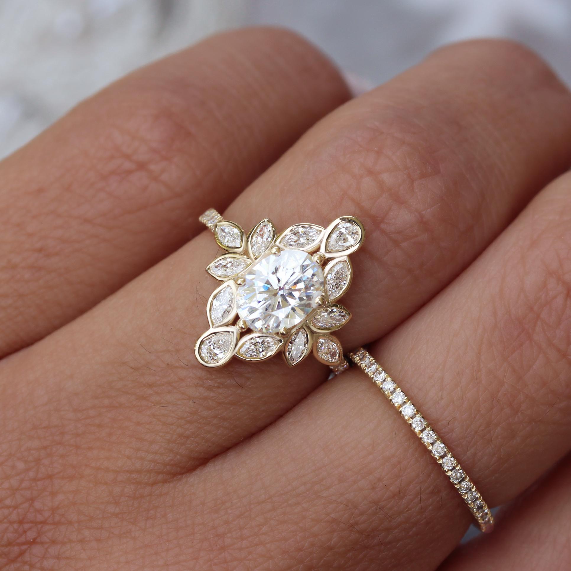 Ovaler 1,0 Karat Moissanit-Blumen-Verlobungsring mit Diamant-Ring Guard Lily #6 im Angebot 1
