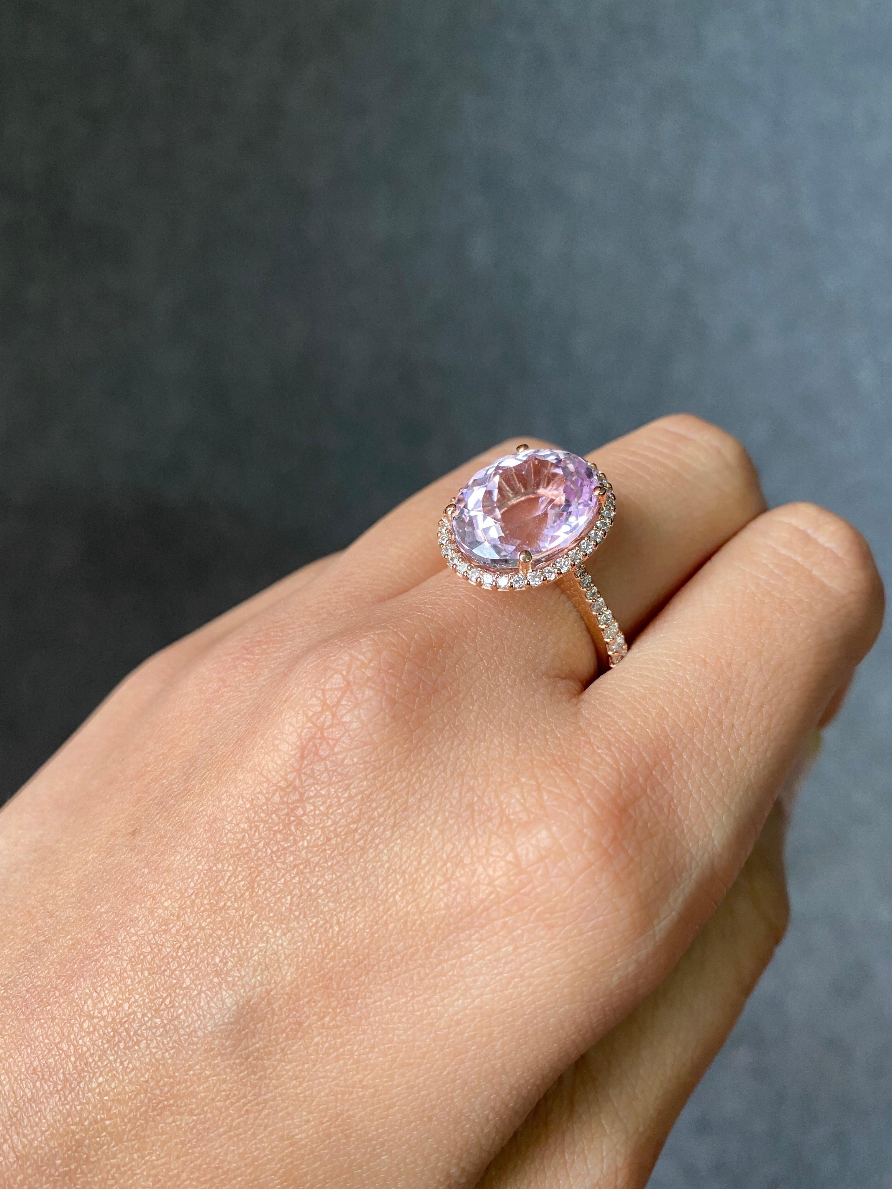 Anello ovale a grappolo con Kunzite e diamanti 10,48 in oro rosa/rosa 18 ct.

Fai un'entrata glamour con questo anello personalizzato in oro rosa/rosa 18k dall'influenza vintage, realizzato artisticamente con una lucentezza brillante. Una grande