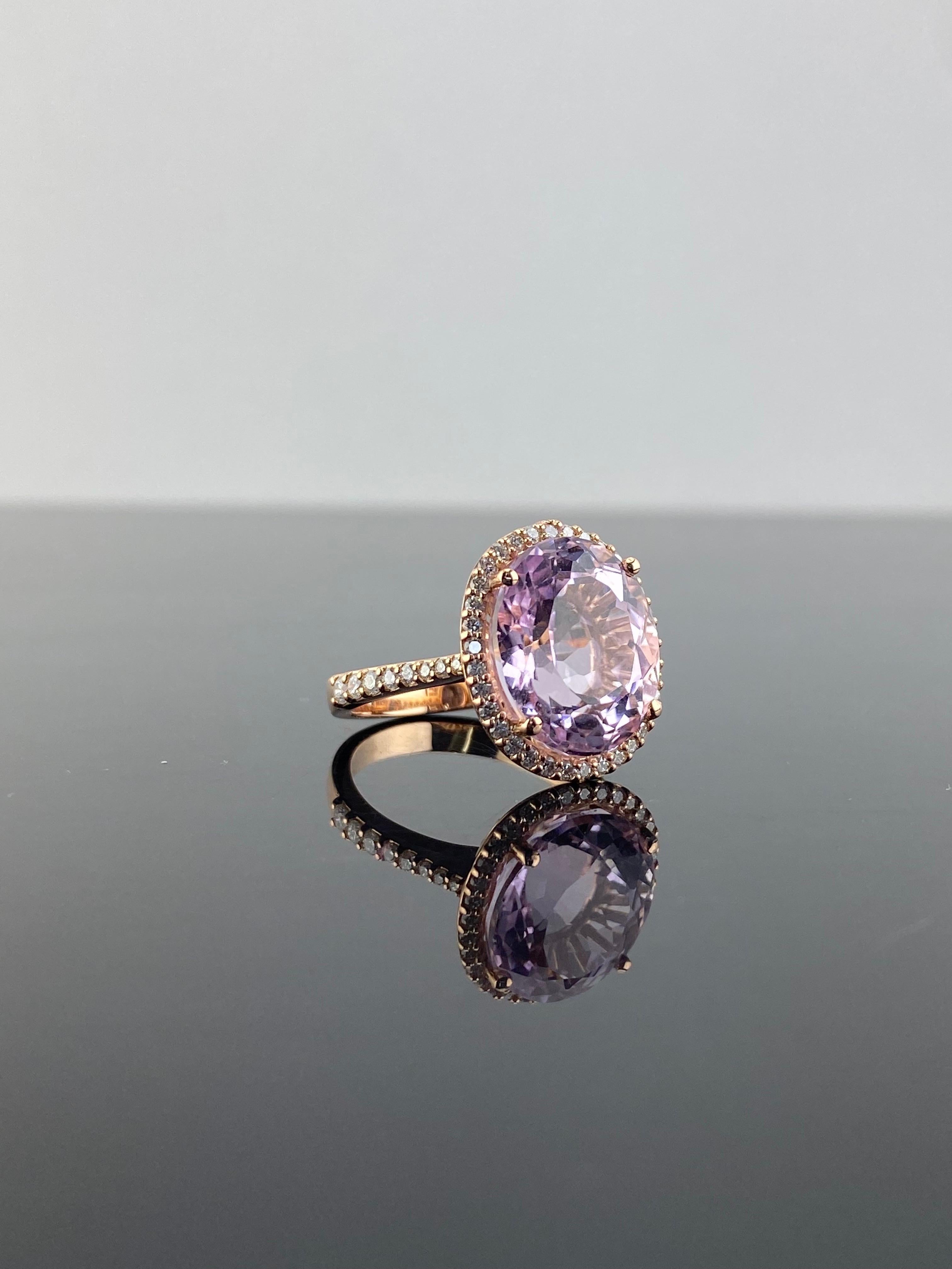 Taglio ovale Anello a grappolo ovale con Kunzite e diamanti da 10,48 ct. in oro rosa in vendita