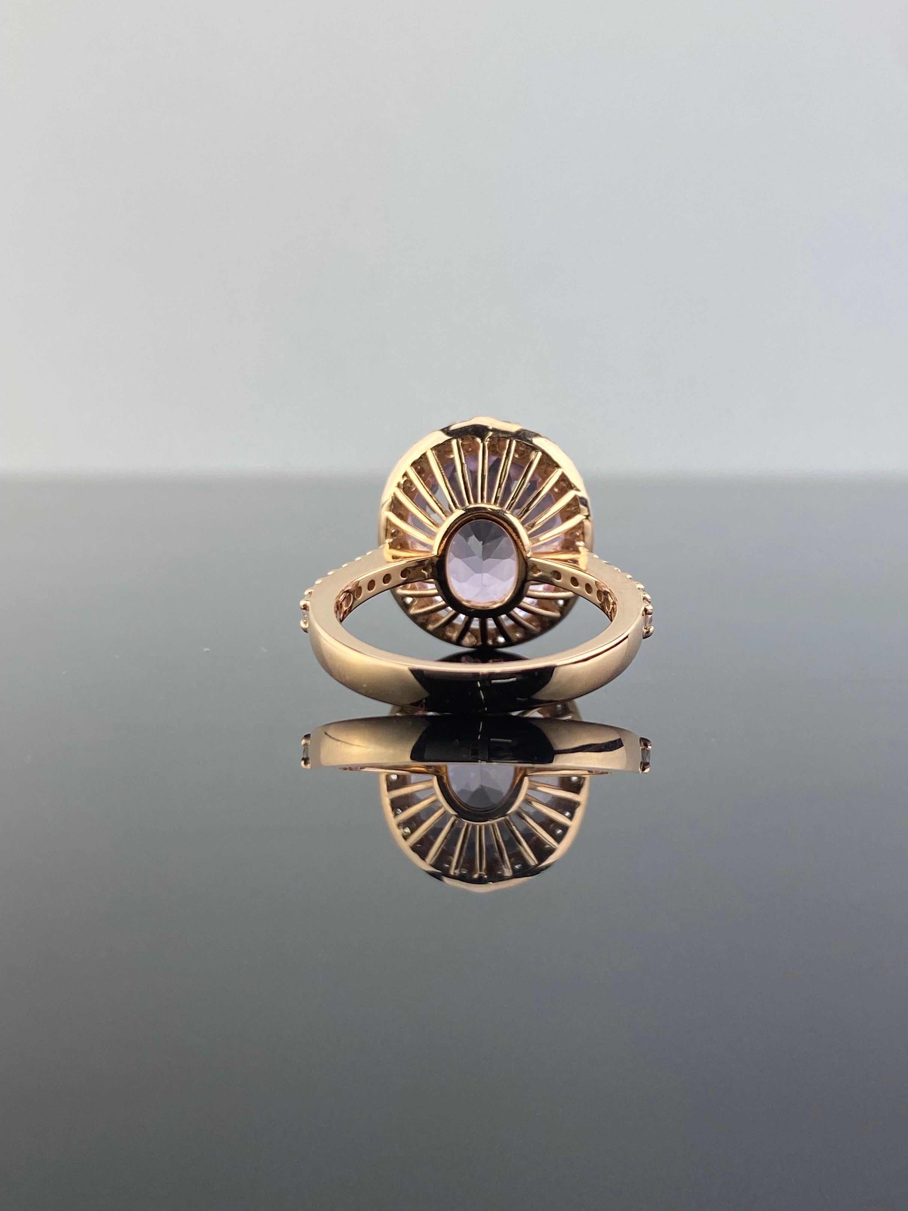 Anello a grappolo ovale con Kunzite e diamanti da 10,48 ct. in oro rosa In condizioni Nuovo in vendita a Bangkok, Thailand