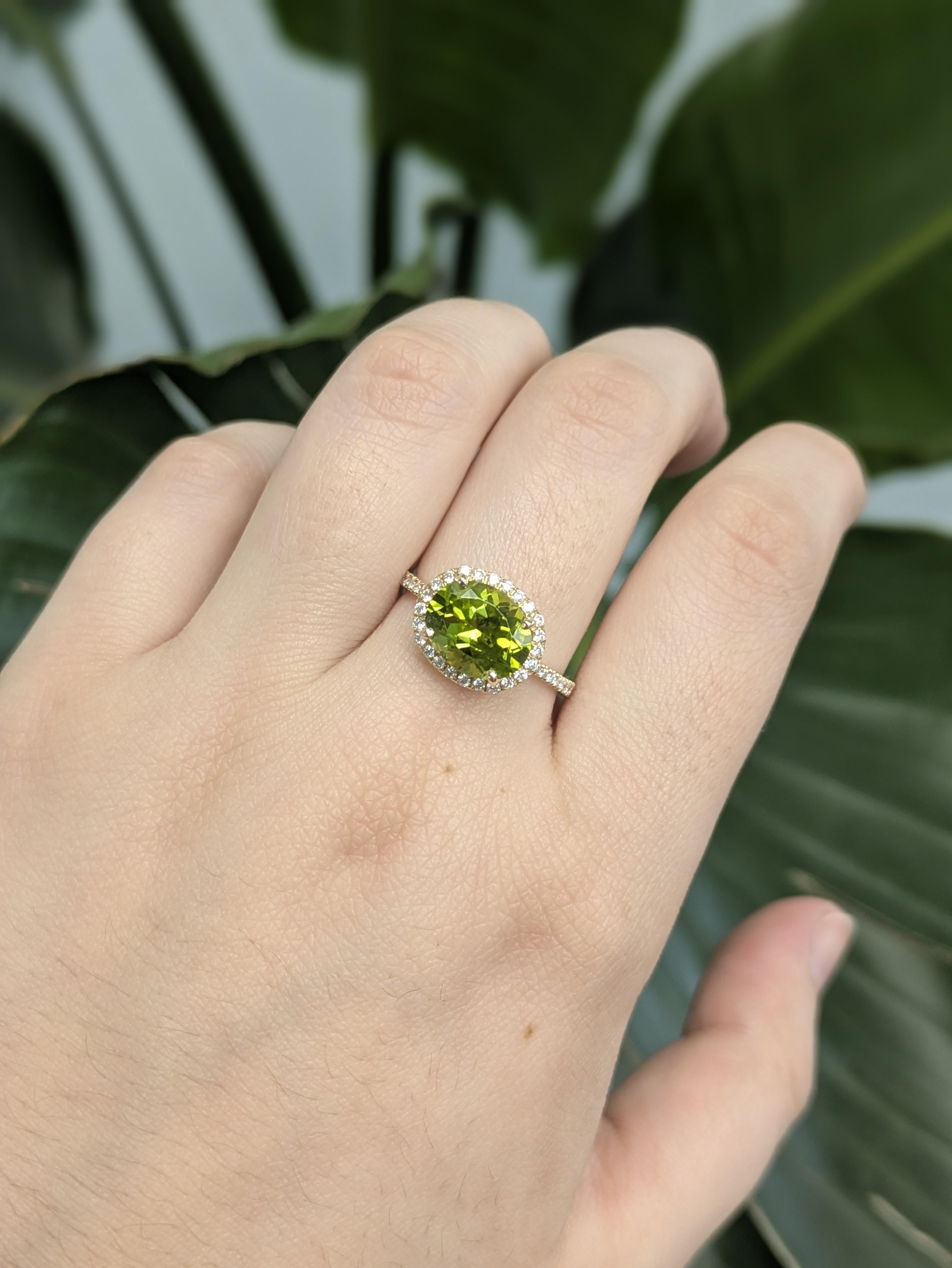 Dieser atemberaubende Ring ist in massivem Gold gefasst und mit funkelnden Diamanten besetzt. Er enthält einen lebhaften Peridot im Ovalschliff von 2,93 Karat (10x8 mm), der aus ethischen Gründen in Arizona gewonnen wurde. Der frische Grünton