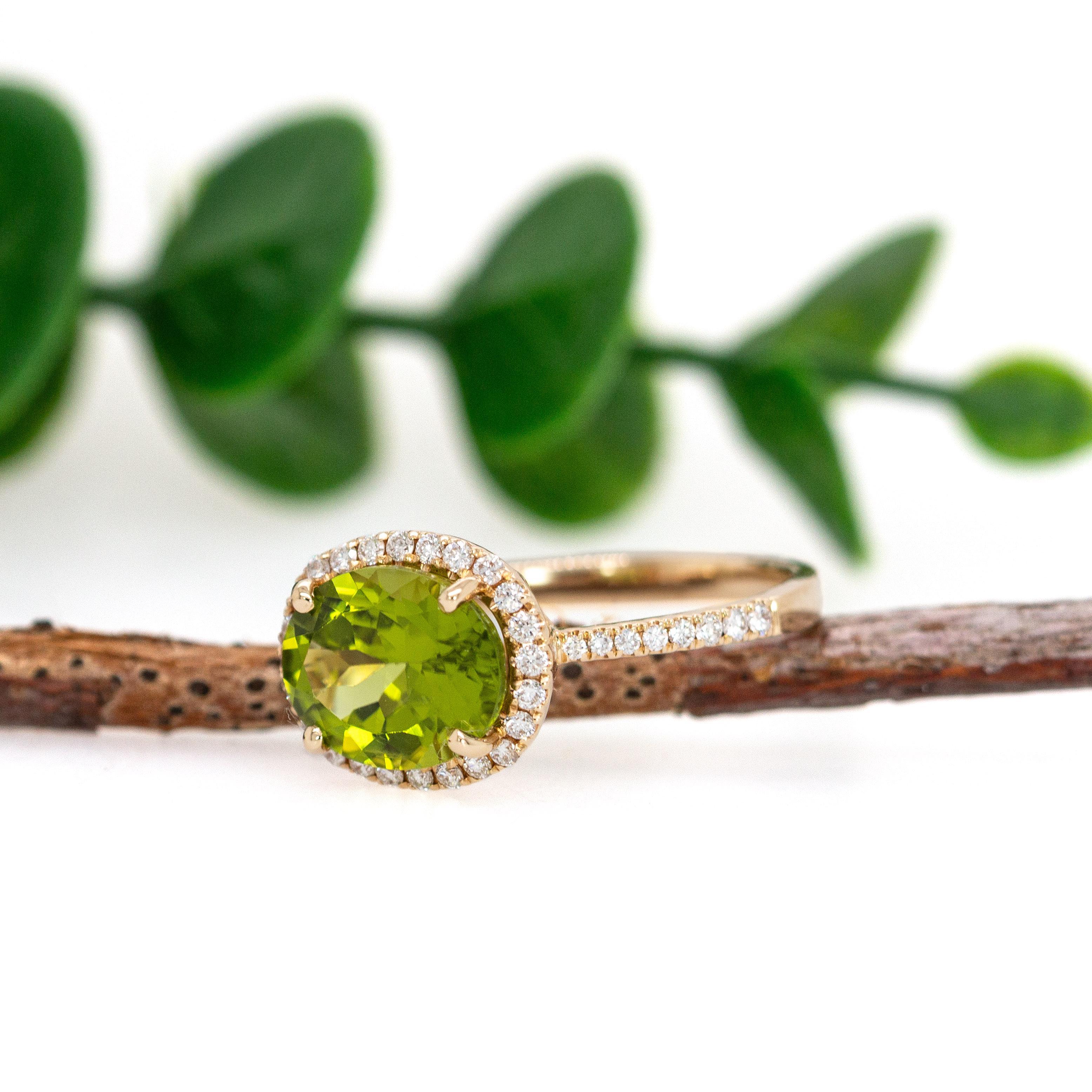 Oval 10x8mm Arizona  Grüner Peridot Ring in 14k massivem Gold w Erde Mined Diamanten (Ovalschliff) im Angebot