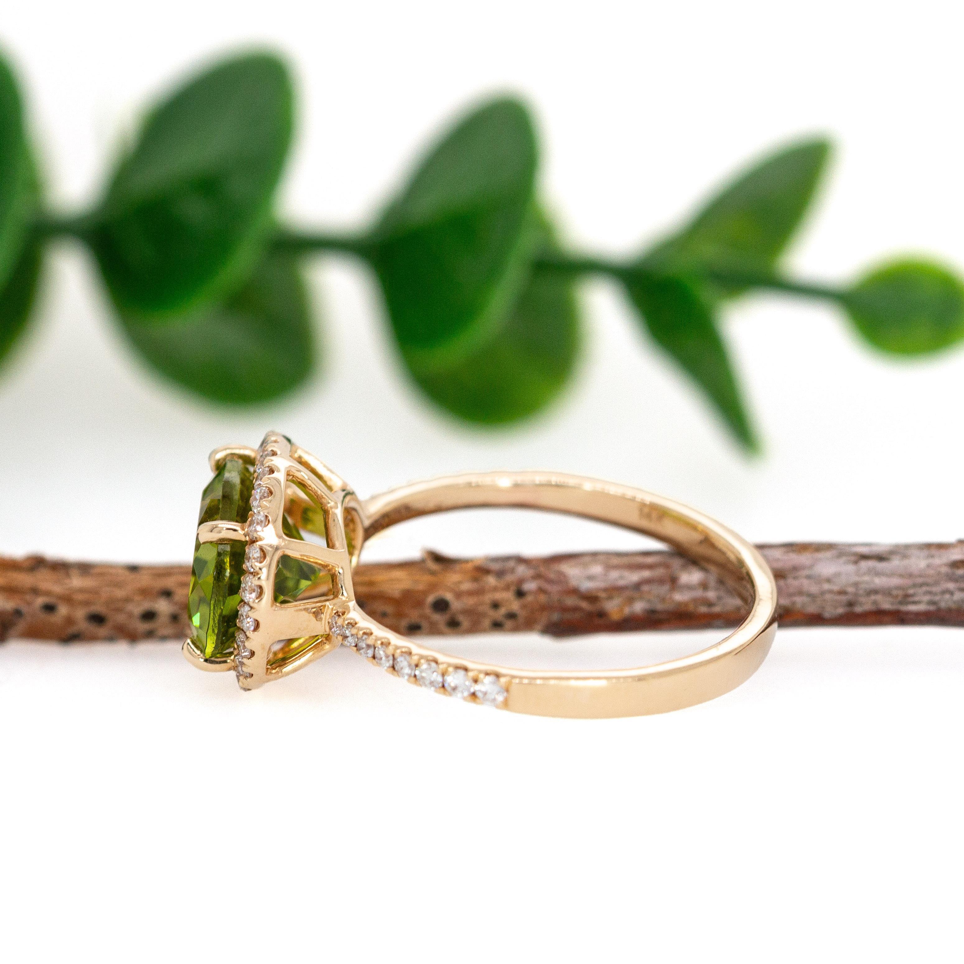 Oval 10x8mm Arizona  Grüner Peridot Ring in 14k massivem Gold w Erde Mined Diamanten im Zustand „Neu“ im Angebot in Columbus, OH