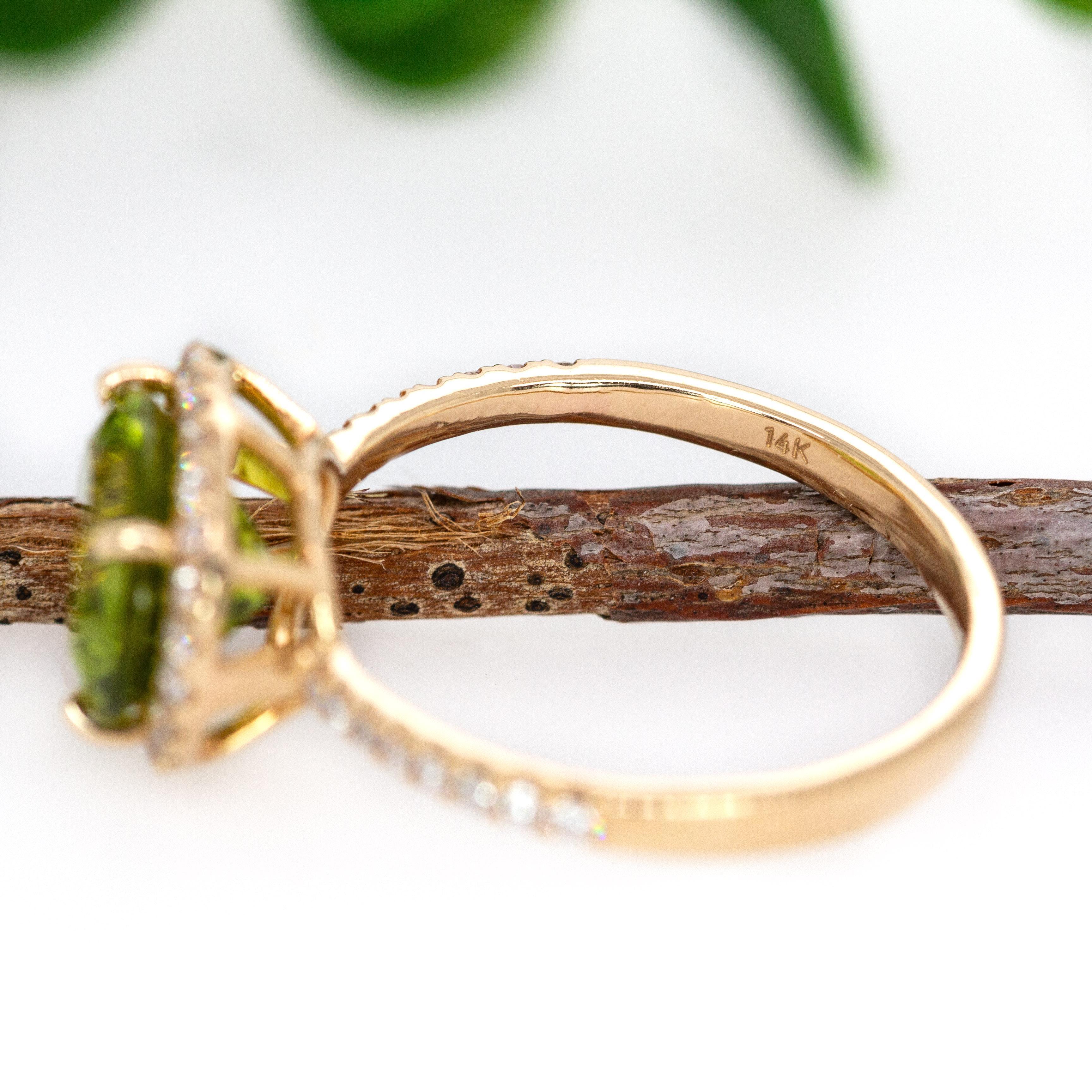 Oval 10x8mm Arizona  Grüner Peridot Ring in 14k massivem Gold w Erde Mined Diamanten im Angebot 1