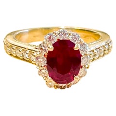 Bague en or jaune 14 carats avec rubis ovale traité de 1,5 carat et diamants de 1,20 carat