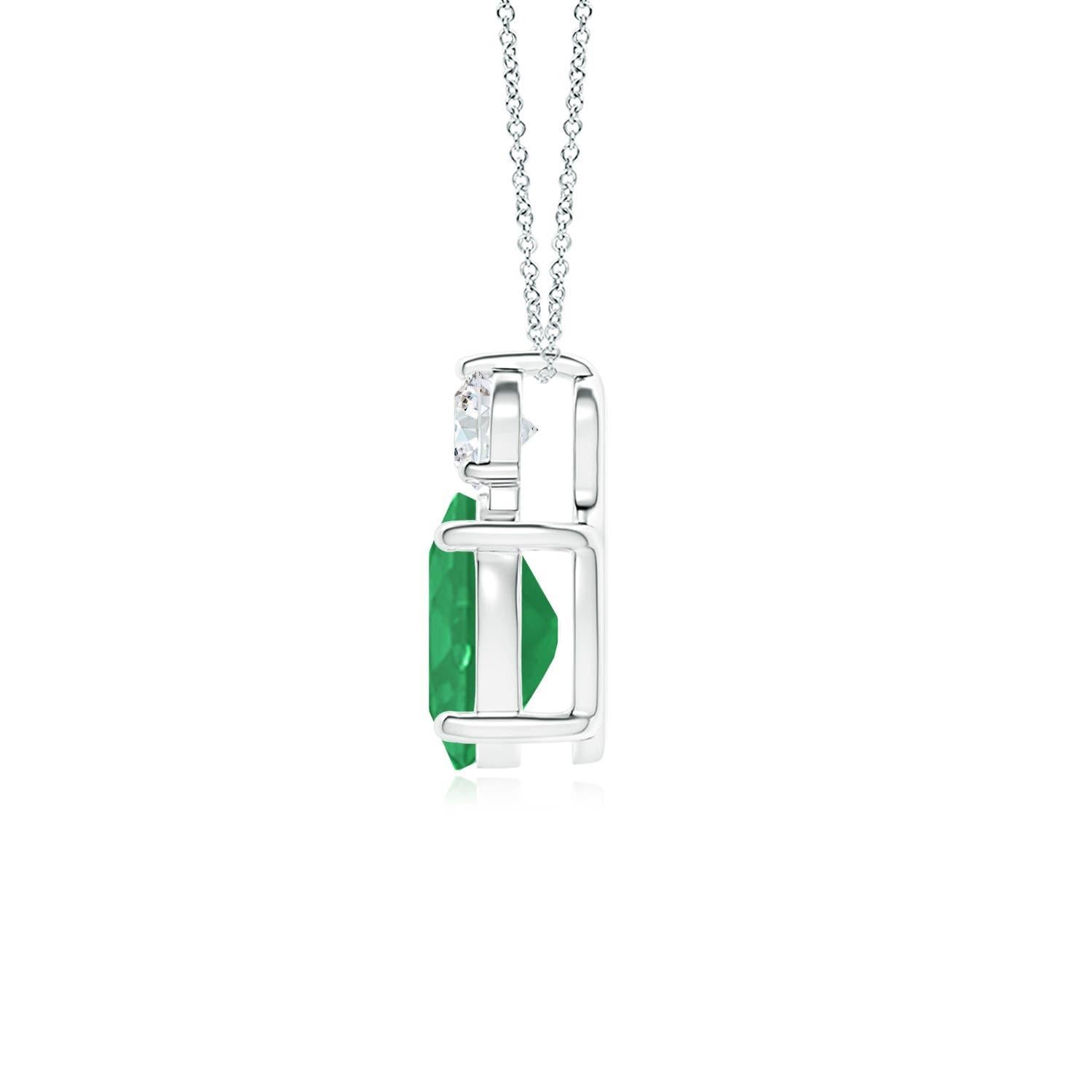 Realizzato in argento, questo classico pendente con smeraldo solitario incarna l'eleganza. Il ricco smeraldo ovale verde è sormontato da un diamante scintillante per aggiungere fascino. L'intricata lavorazione a volute sui lati esalta la bellezza di