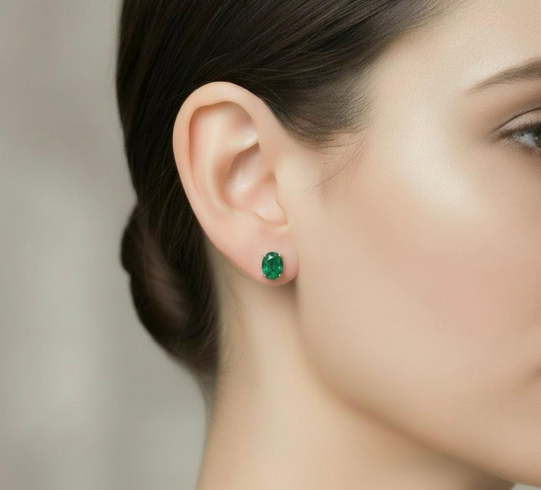 Questi splendidi orecchini con smeraldo colombiano sono stati realizzati in oro giallo 18 carati.
Forma o taglio degli smeraldi: Taglio ovale
Colore medio/Clarità: bel verde medio/ chiarezza, VS
Peso totale degli smeraldi: circa 1,50 carati (2