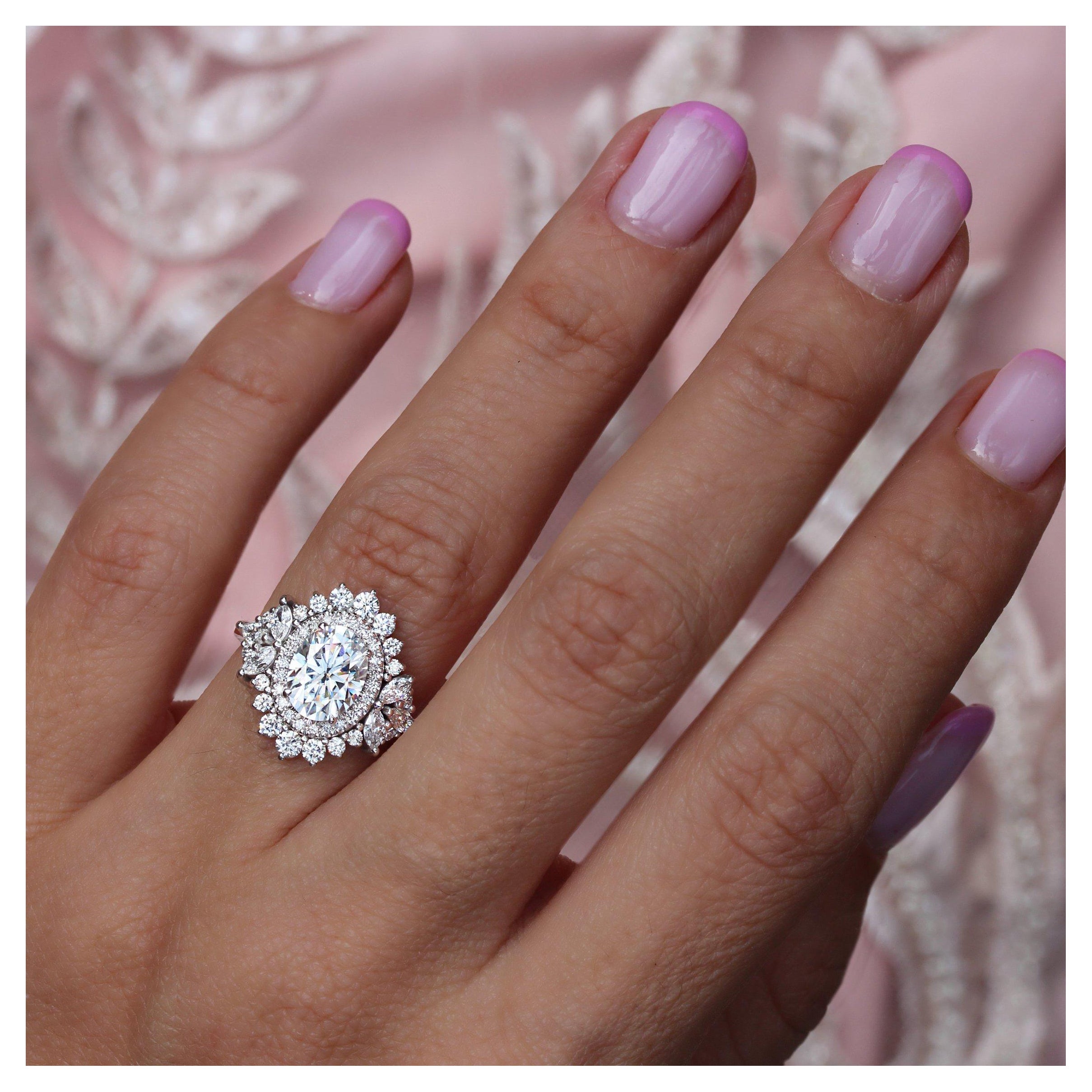 Oval 1,50 Karat Moissanit Doppel Halo Einzigartiger Art-Deco-Verlobungsring, Monaco im Angebot