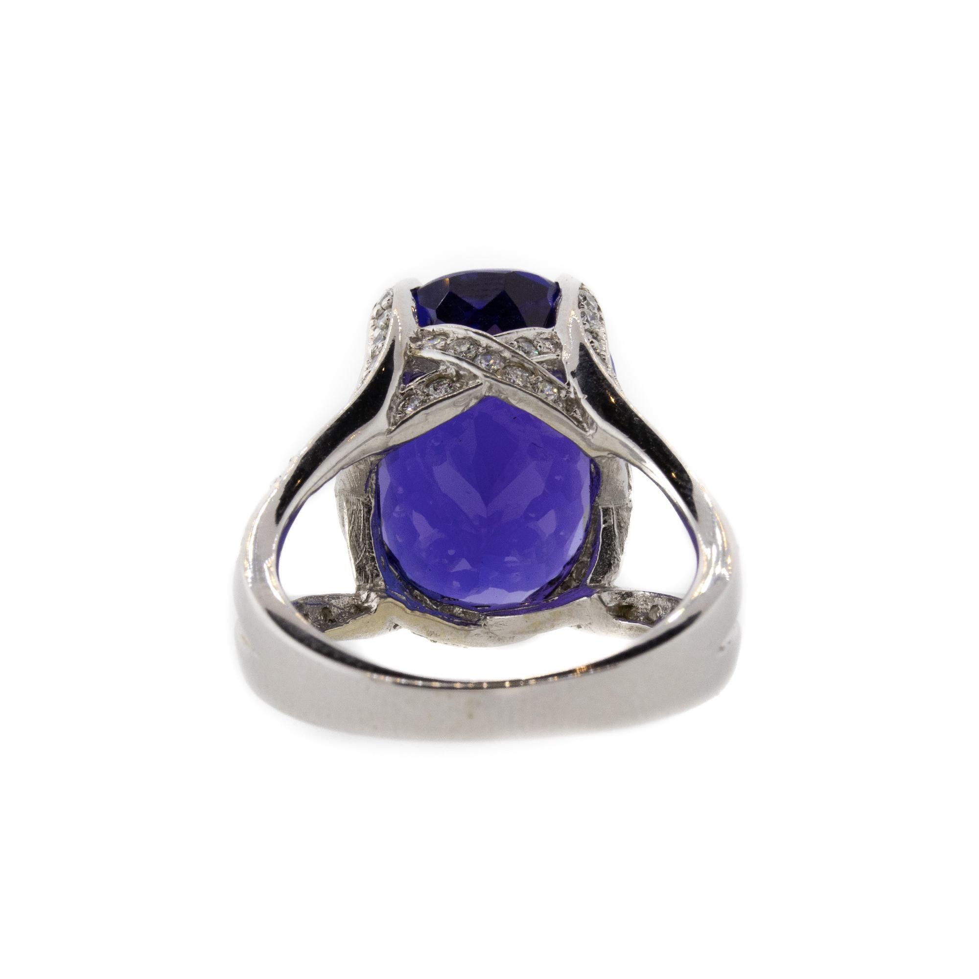 Women's or Men's Oval 16.79ct Tanzanite & Diamond 14K White Gold Ring For Sale