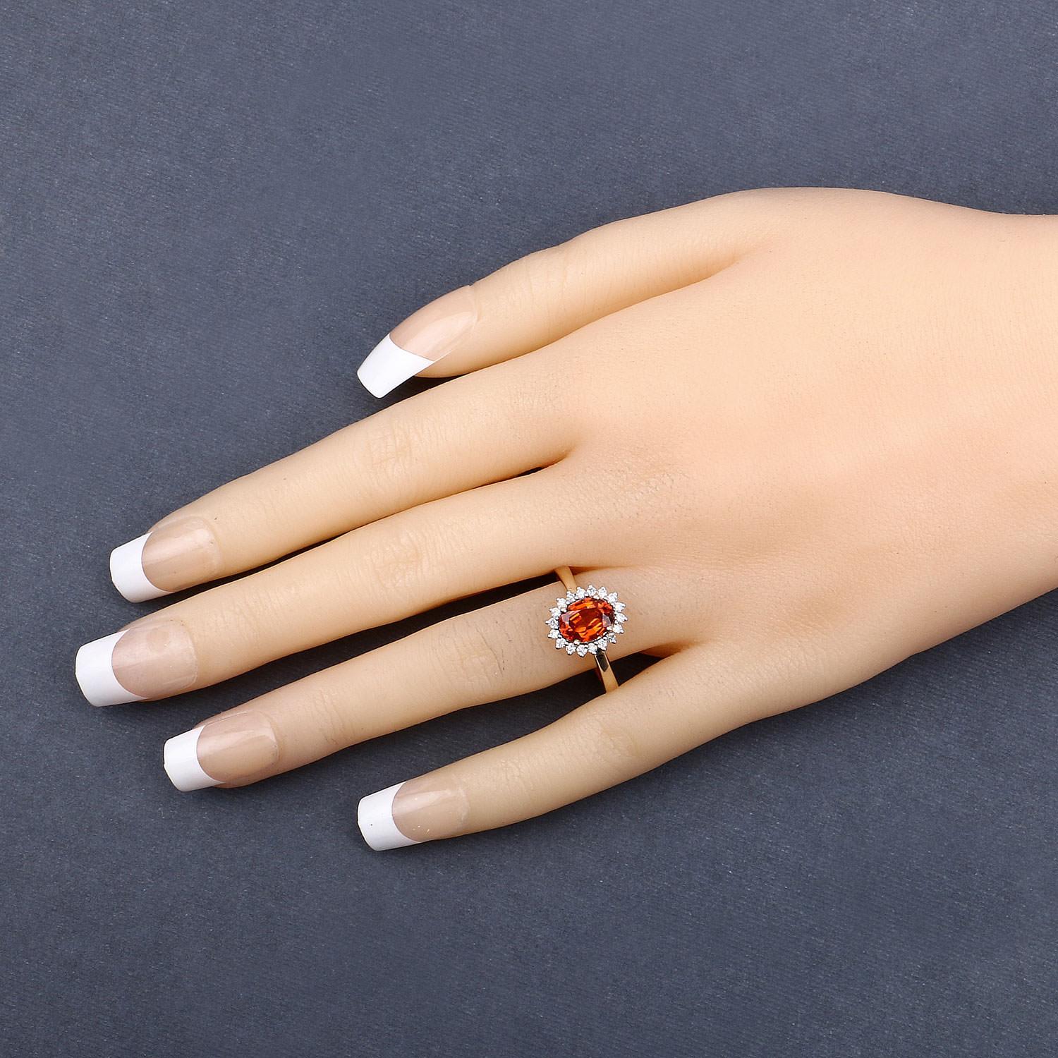 Contemporaneo Oval 1.70 Carat Natural Spessartite Garnet & Diamond Halo Ring 14k Yellow Gold in vendita