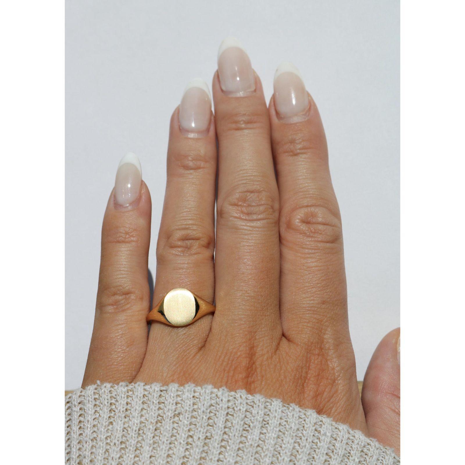 Bague chevalière ovale en or jaune 18K Taille 7 en vente 5