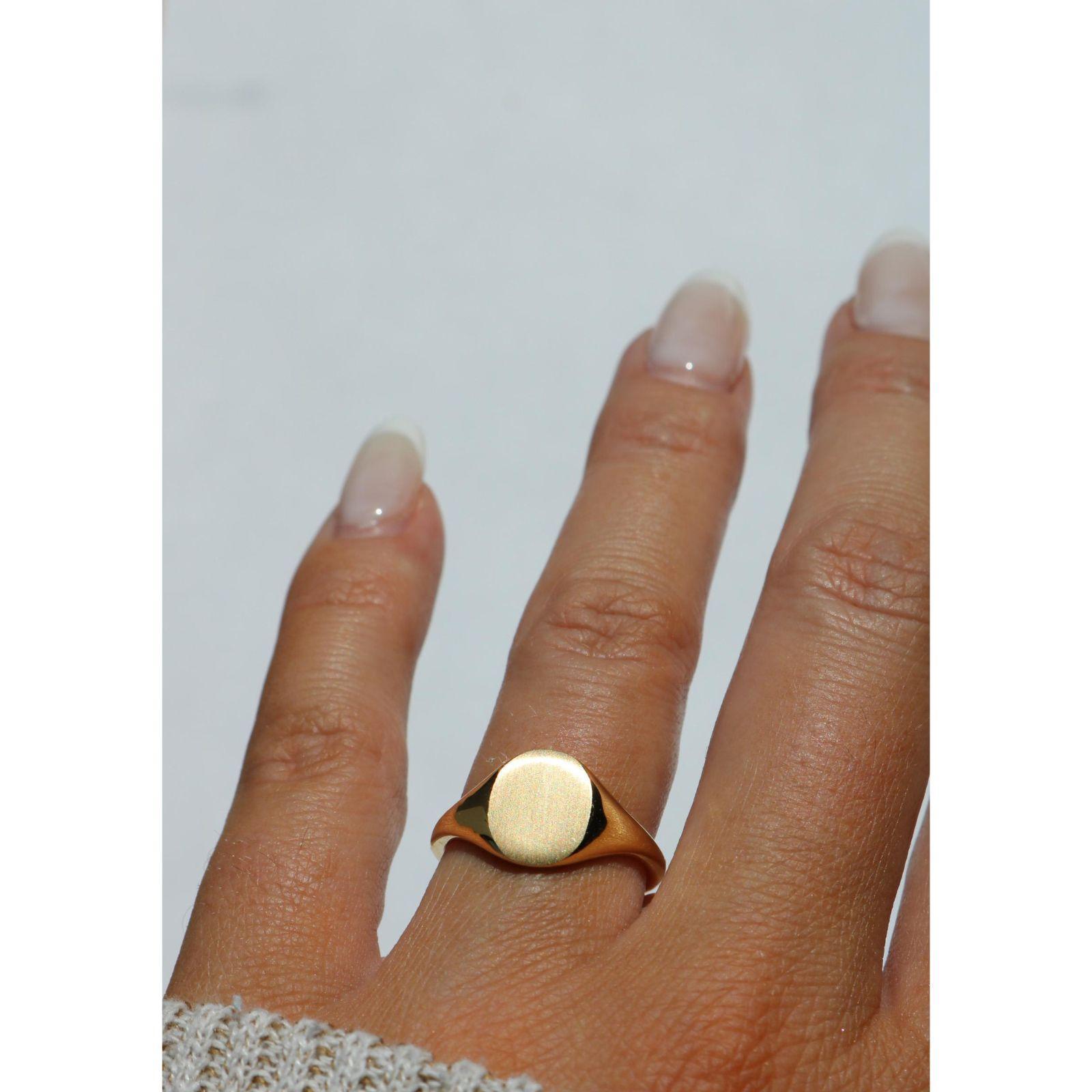 Bague chevalière ovale en or jaune 18K Taille 7 en vente 6