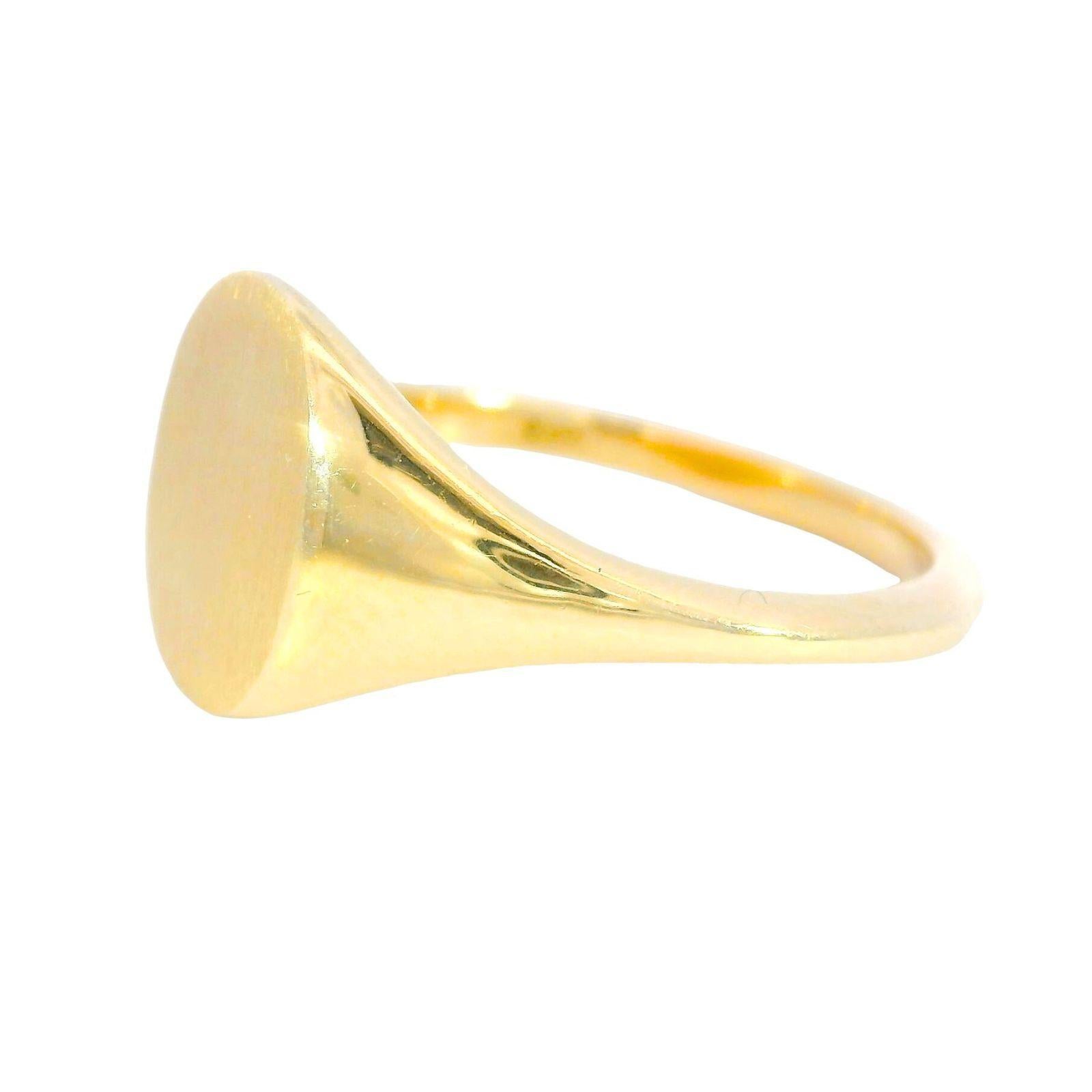 Bague chevalière ovale en or jaune 18K Taille 7 

Cette bague présente une face lisse de forme ovale, offrant un design épuré et minimaliste. Fabriquée en or jaune 18 carats, cette bague dégage un éclat chaleureux et luxueux, parfait pour le