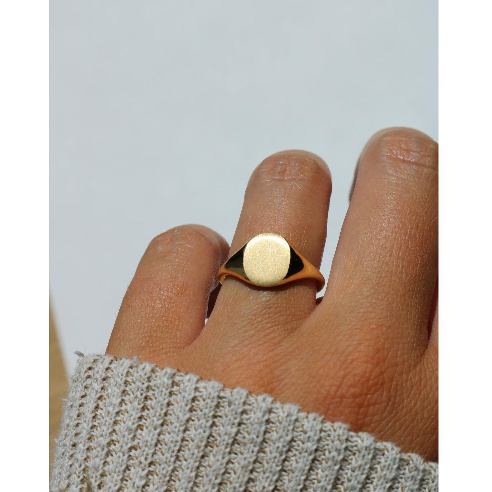 Moderne Bague chevalière ovale en or jaune 18K Taille 7 en vente