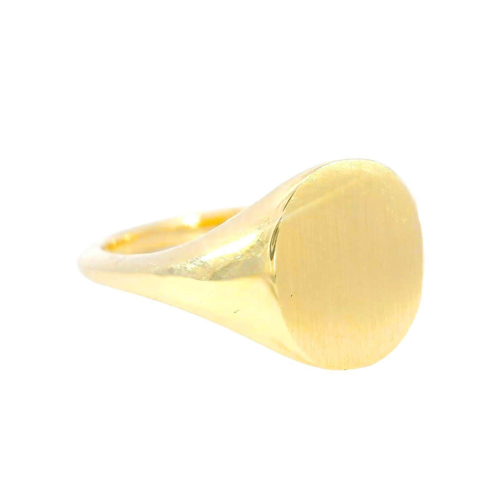 Bague chevalière ovale en or jaune 18K Taille 7 Excellent état - En vente à Fairfield, CT