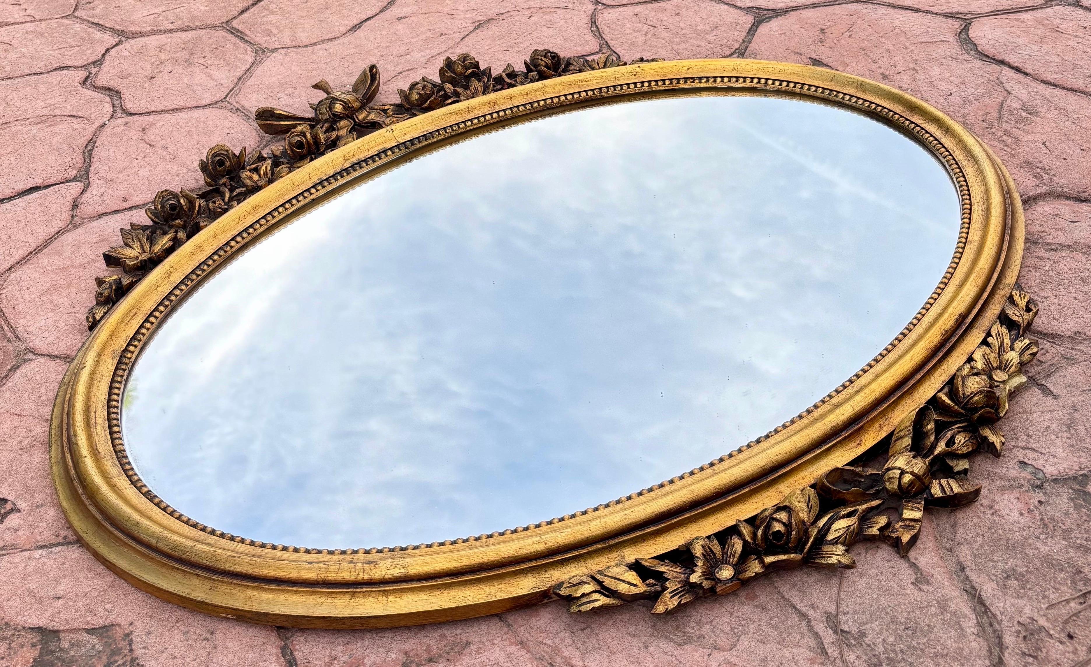 Miroir mural ovale des années 1940 avec cadre doré et décoration florale de style Louis XVI Bon état - En vente à BÉTERA, ES