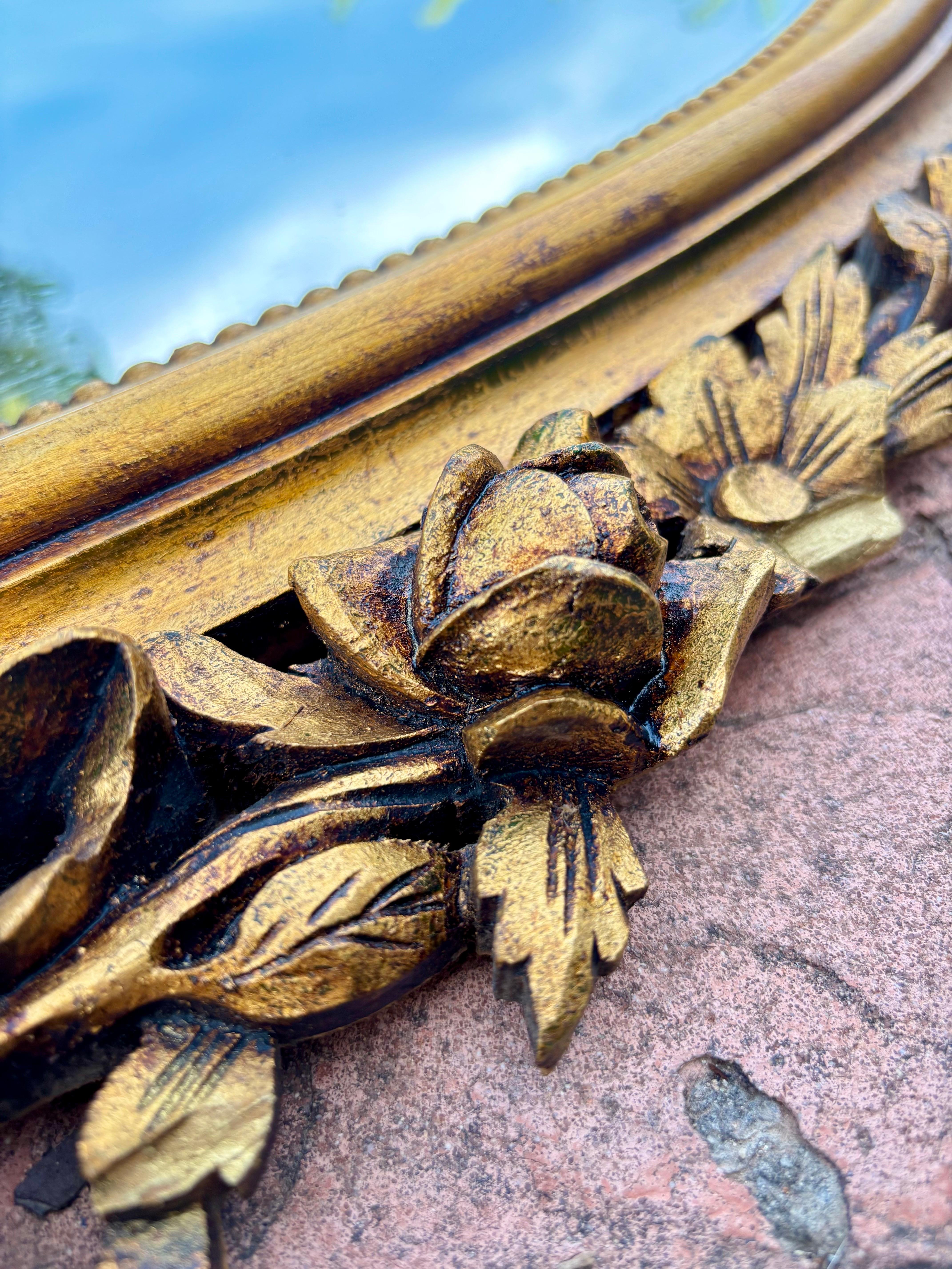 Milieu du XXe siècle Miroir mural ovale des années 1940 avec cadre doré et décoration florale de style Louis XVI en vente