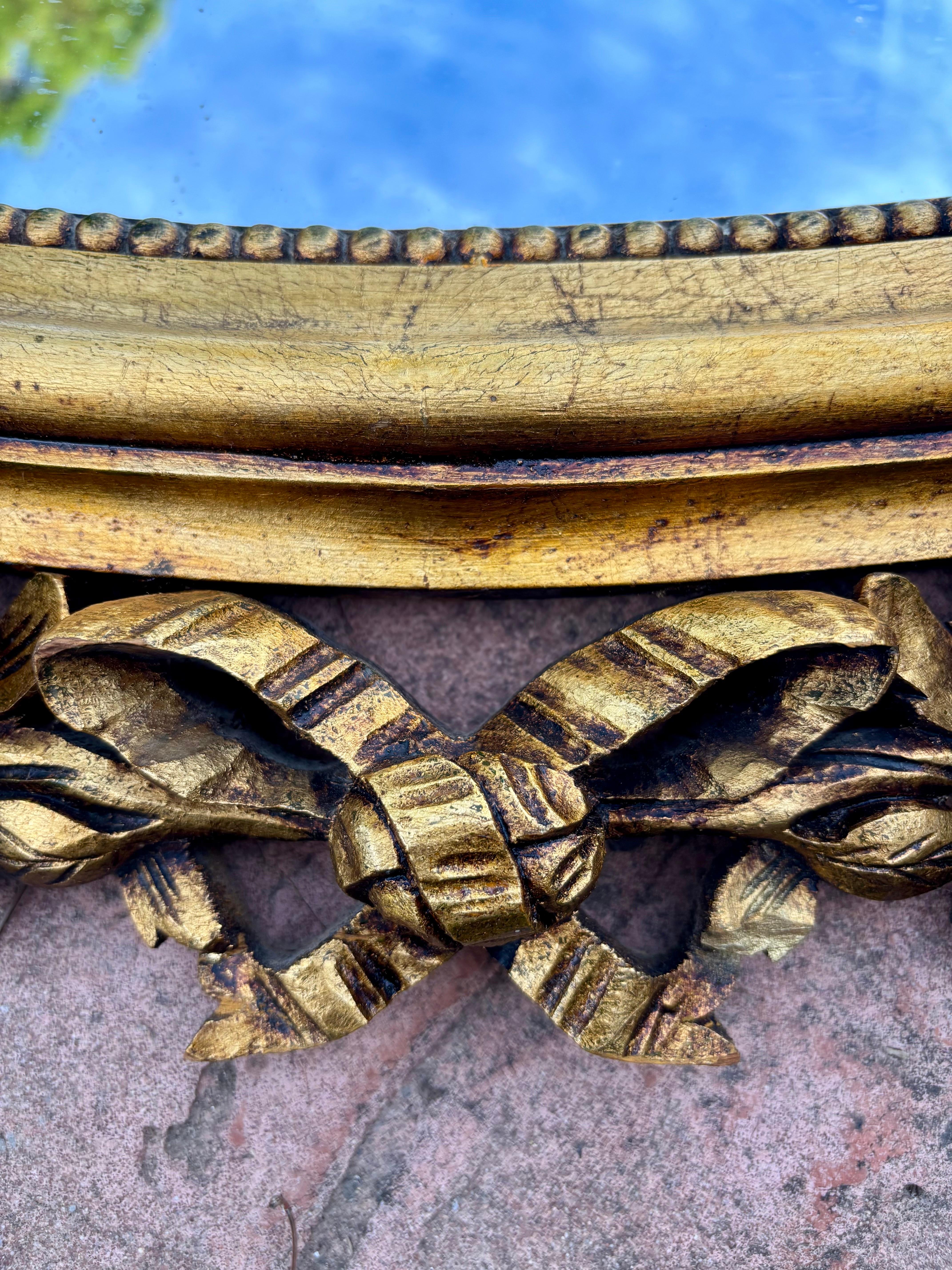 Miroir mural ovale des années 1940 avec cadre doré et décoration florale de style Louis XVI en vente 1