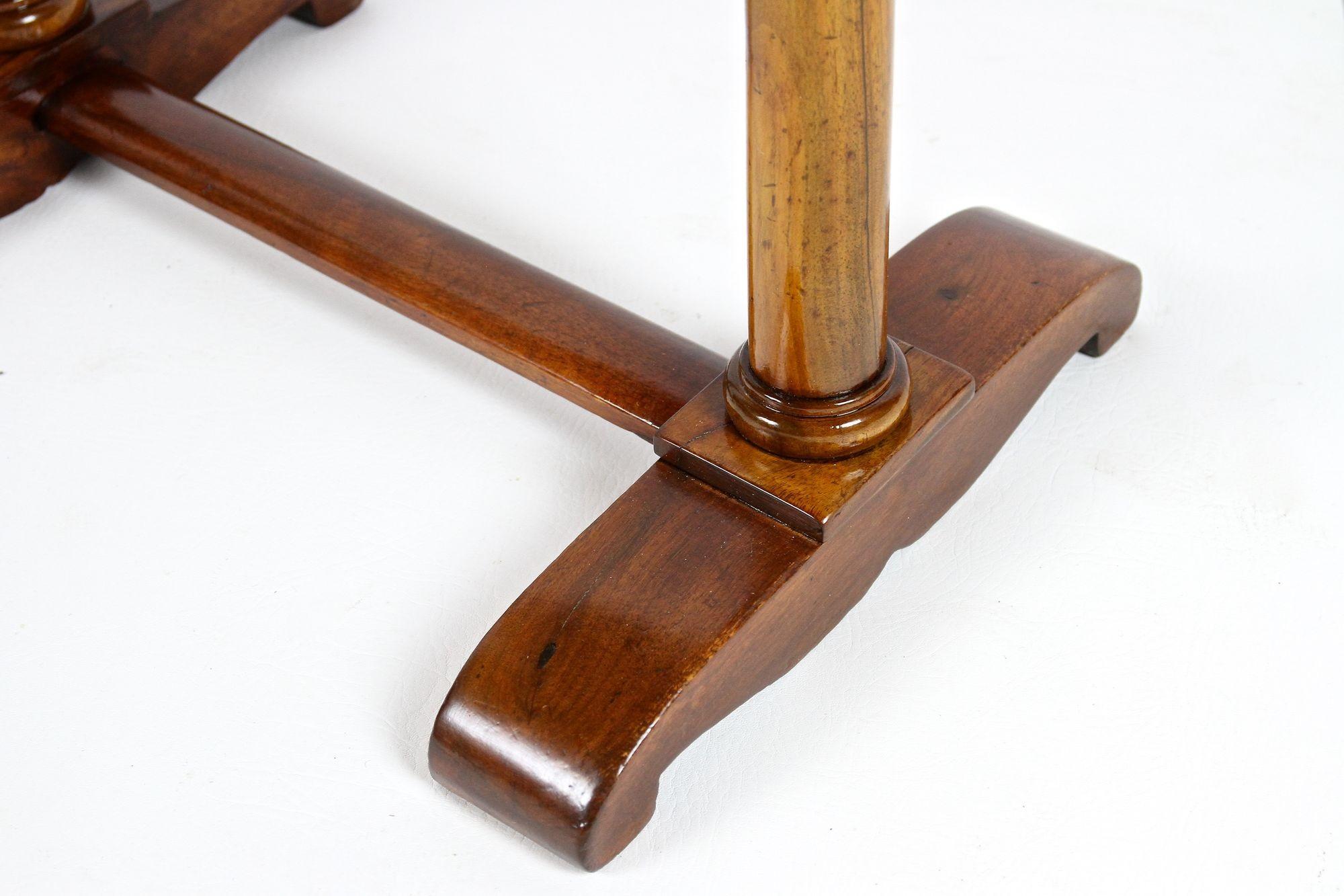 Table d'appoint ovale Biedermeier en bois de noyer du 19ème siècle, Autriche, vers 1830 en vente 8