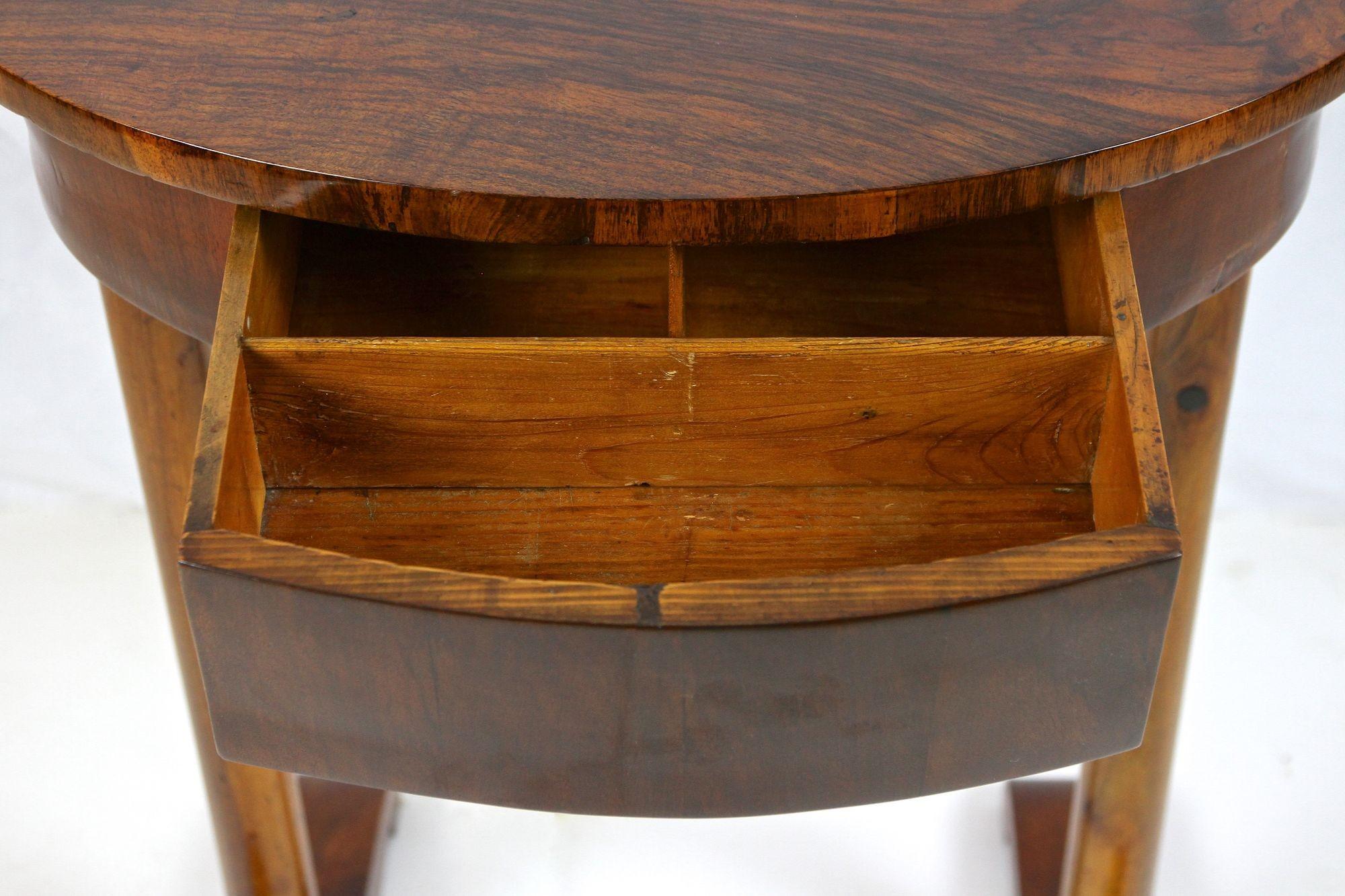 Poli Table d'appoint ovale Biedermeier en bois de noyer du 19ème siècle, Autriche, vers 1830 en vente