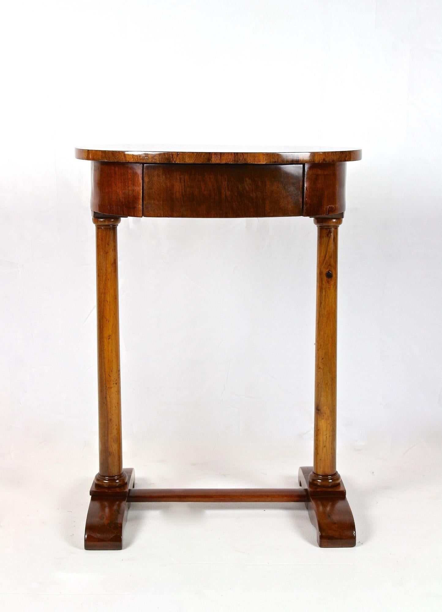 Oval 19th Century Biedermeier Nutwood Side Table, Austria, circa 1830 In Good Condition For Sale In Lichtenberg, AT