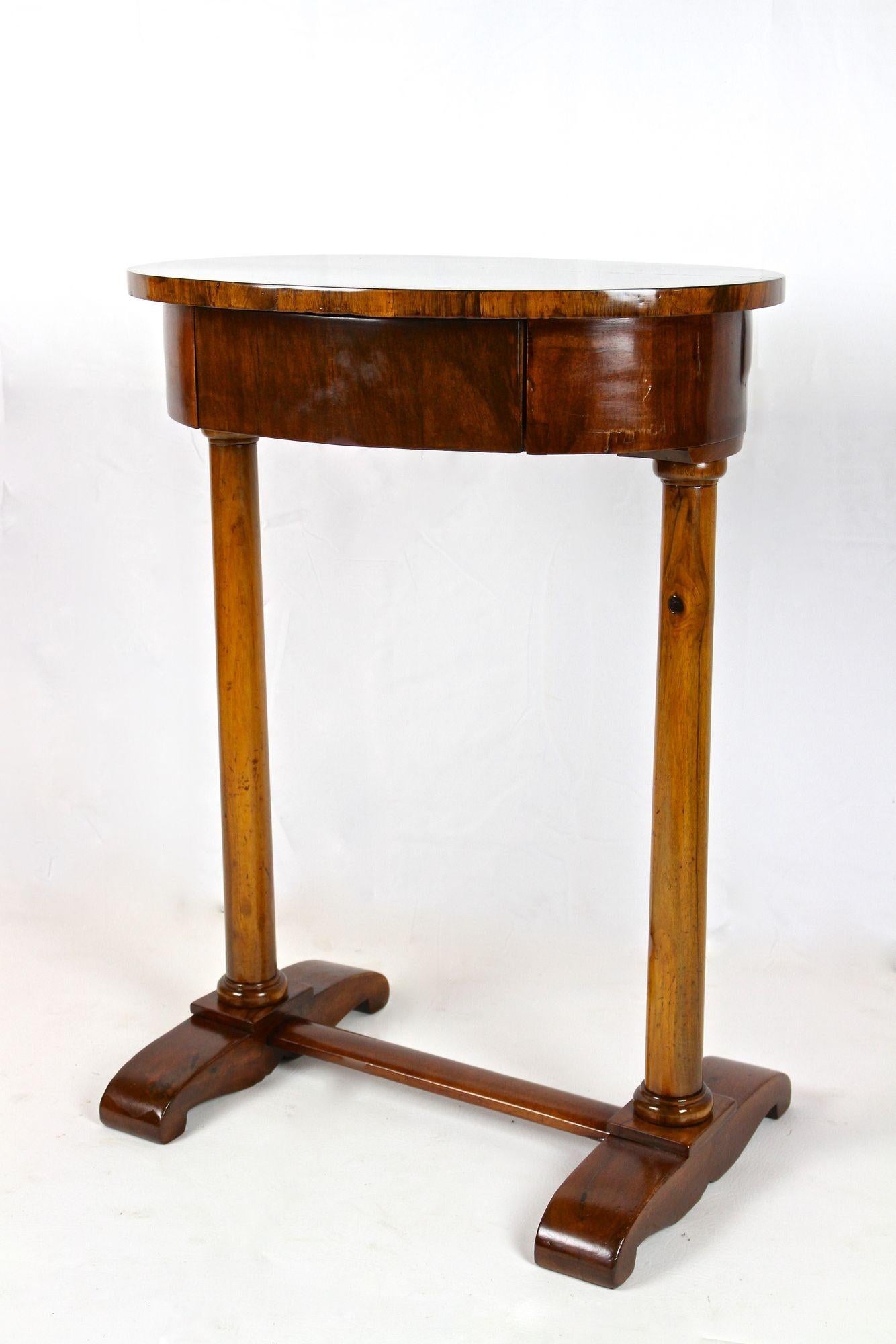 Oval 19th Century Biedermeier Nutwood Side Table, Austria, circa 1830 For Sale 1