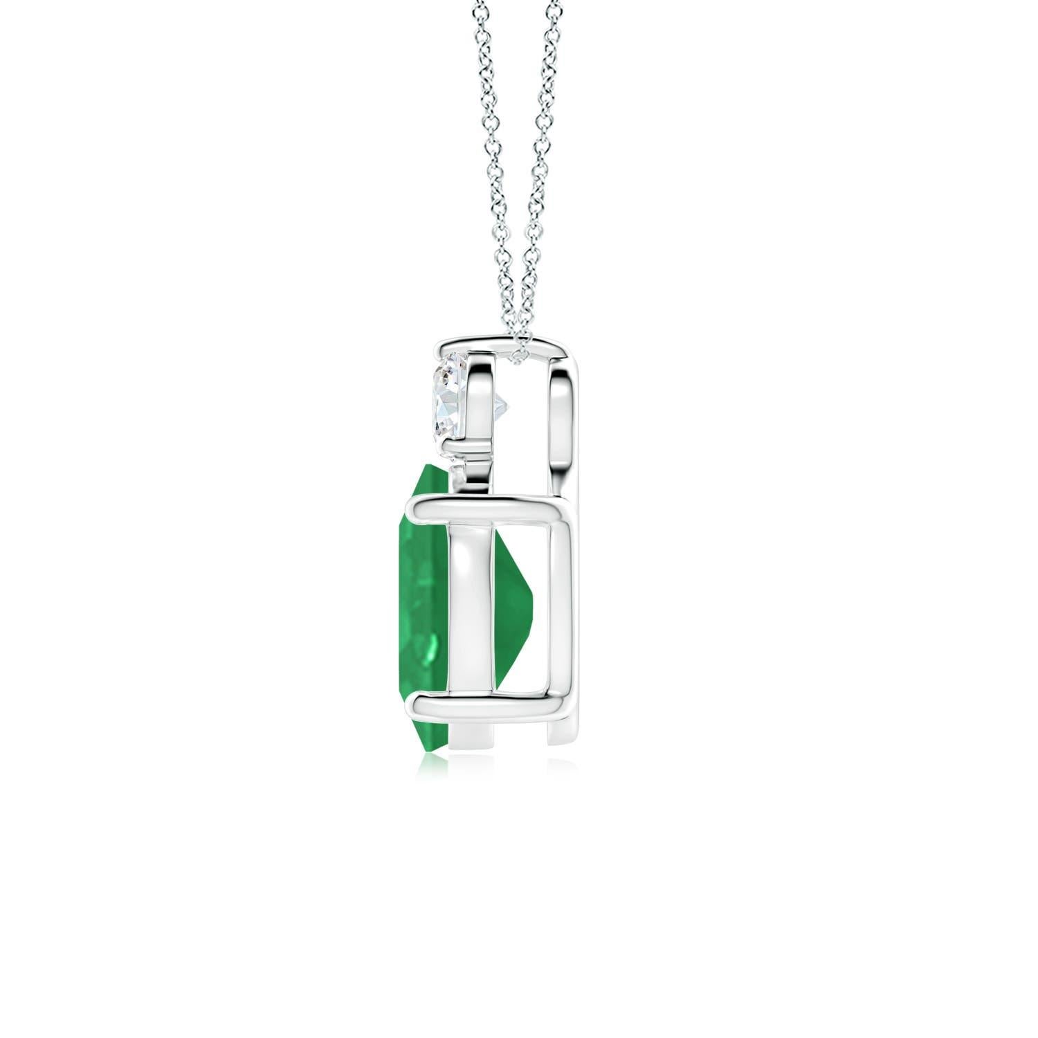 Realizzato in argento, questo classico pendente con smeraldo solitario incarna l'eleganza. Il ricco smeraldo ovale verde è sormontato da un diamante scintillante per aggiungere fascino. L'intricata lavorazione a volute sui lati esalta la bellezza di