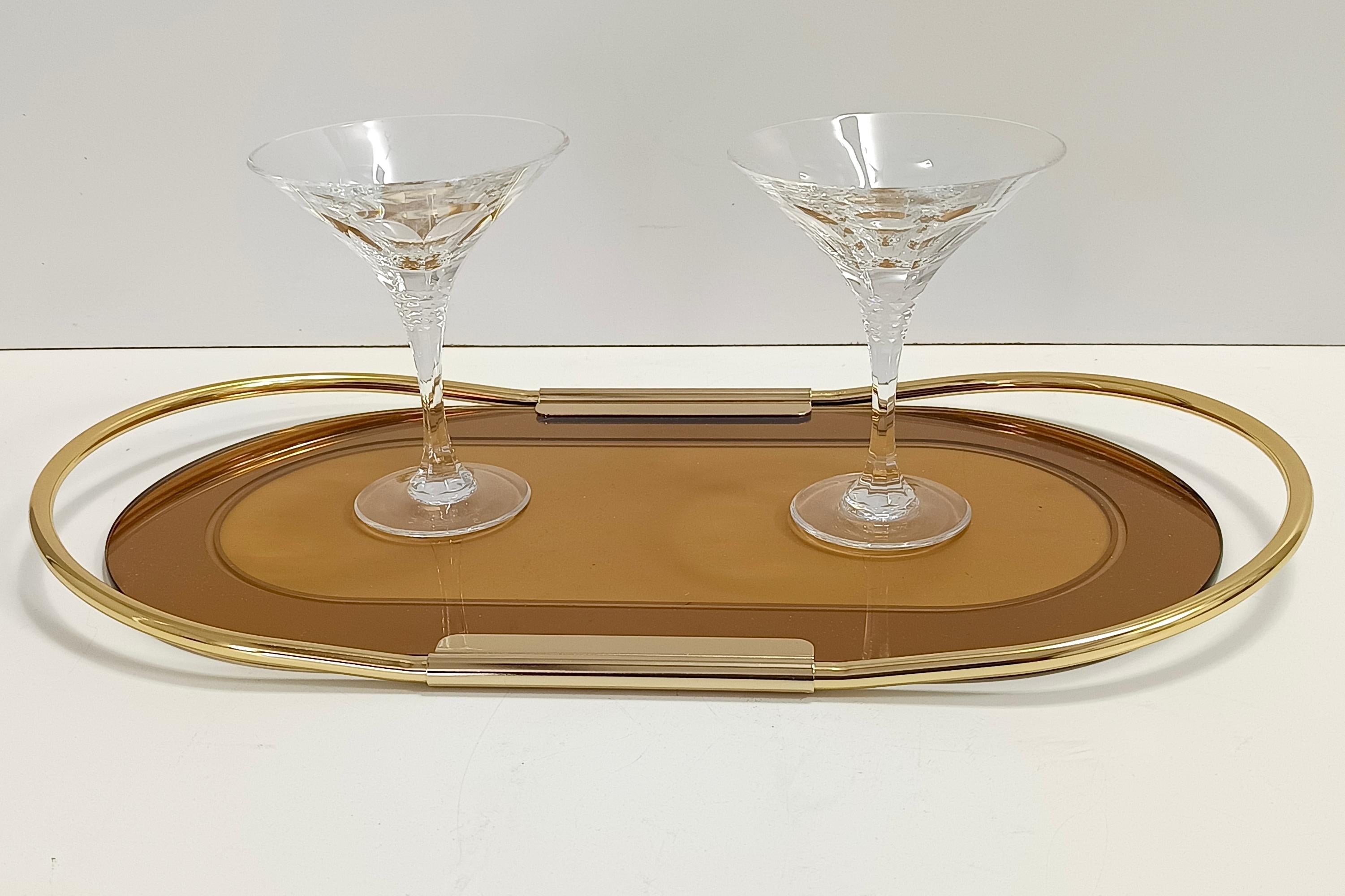 Hergestellt in Italien, 1970er Jahre.
Dieses Tablett ist aus bronze-rosa versilbertem Glas mit einem 24-karätig vergoldeten Rahmen gefertigt. .
Da es sich um einen Vintage-Artikel handelt, kann er leichte Gebrauchsspuren aufweisen, aber er ist in